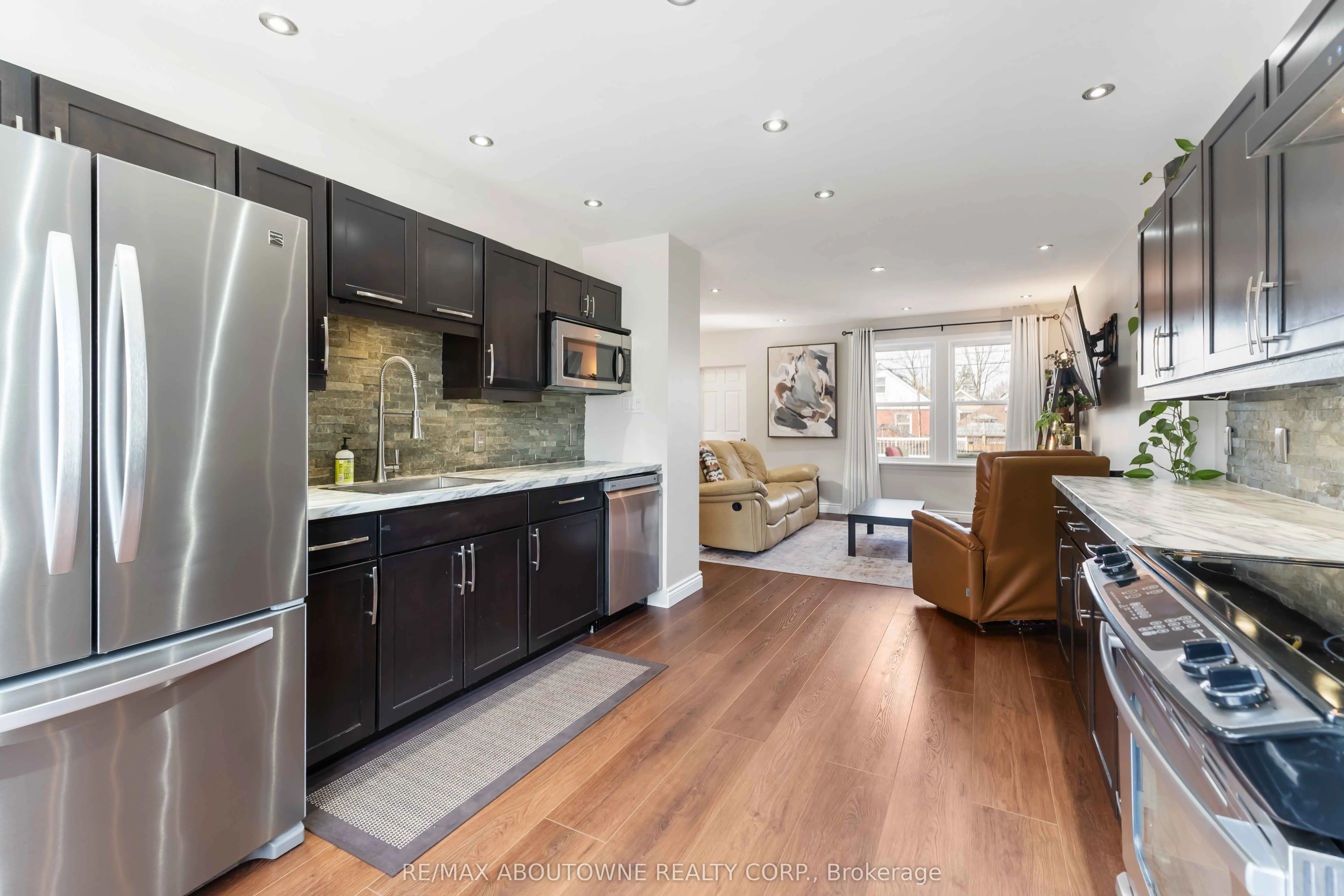 54 Weir Street S