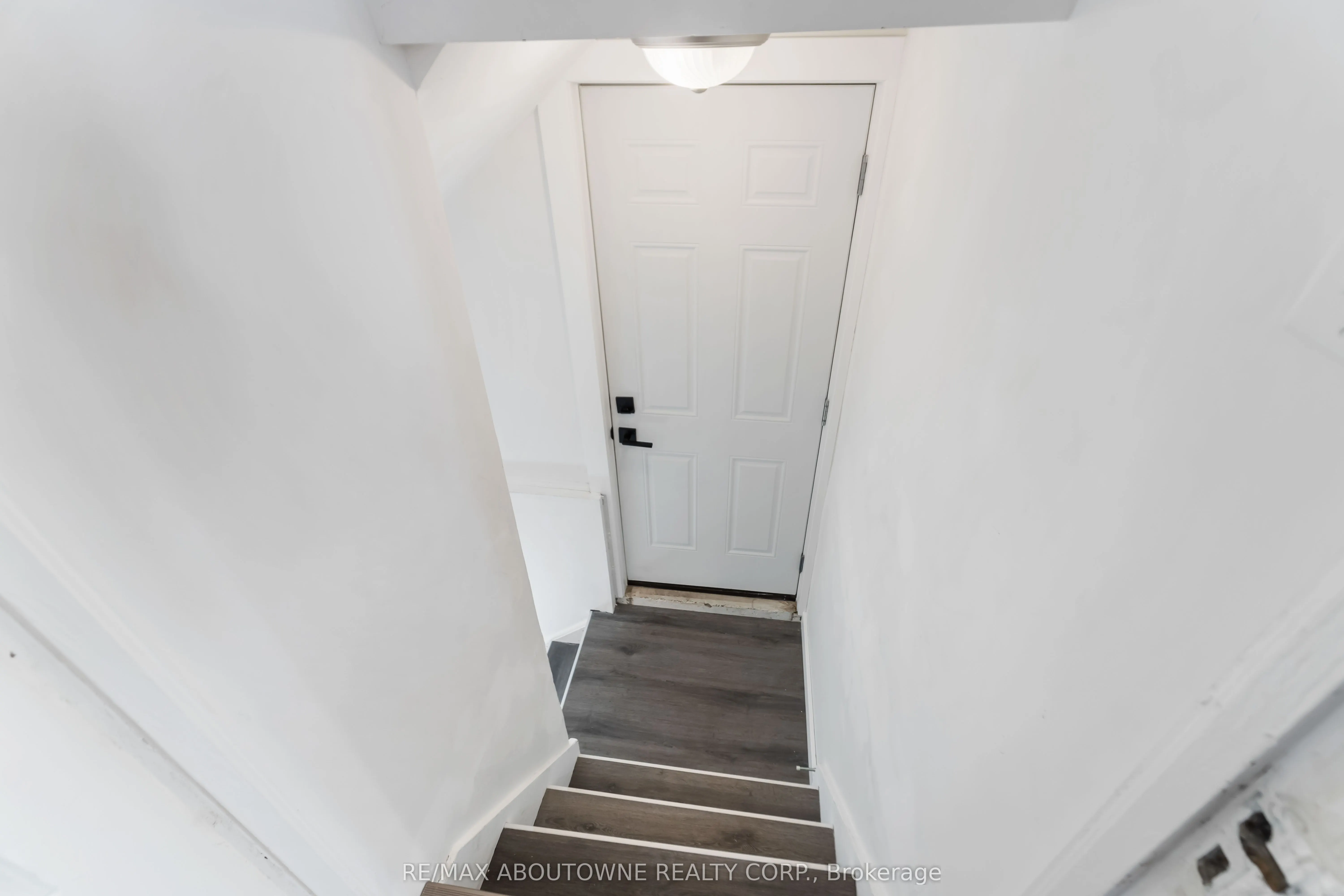 54 Weir Street S