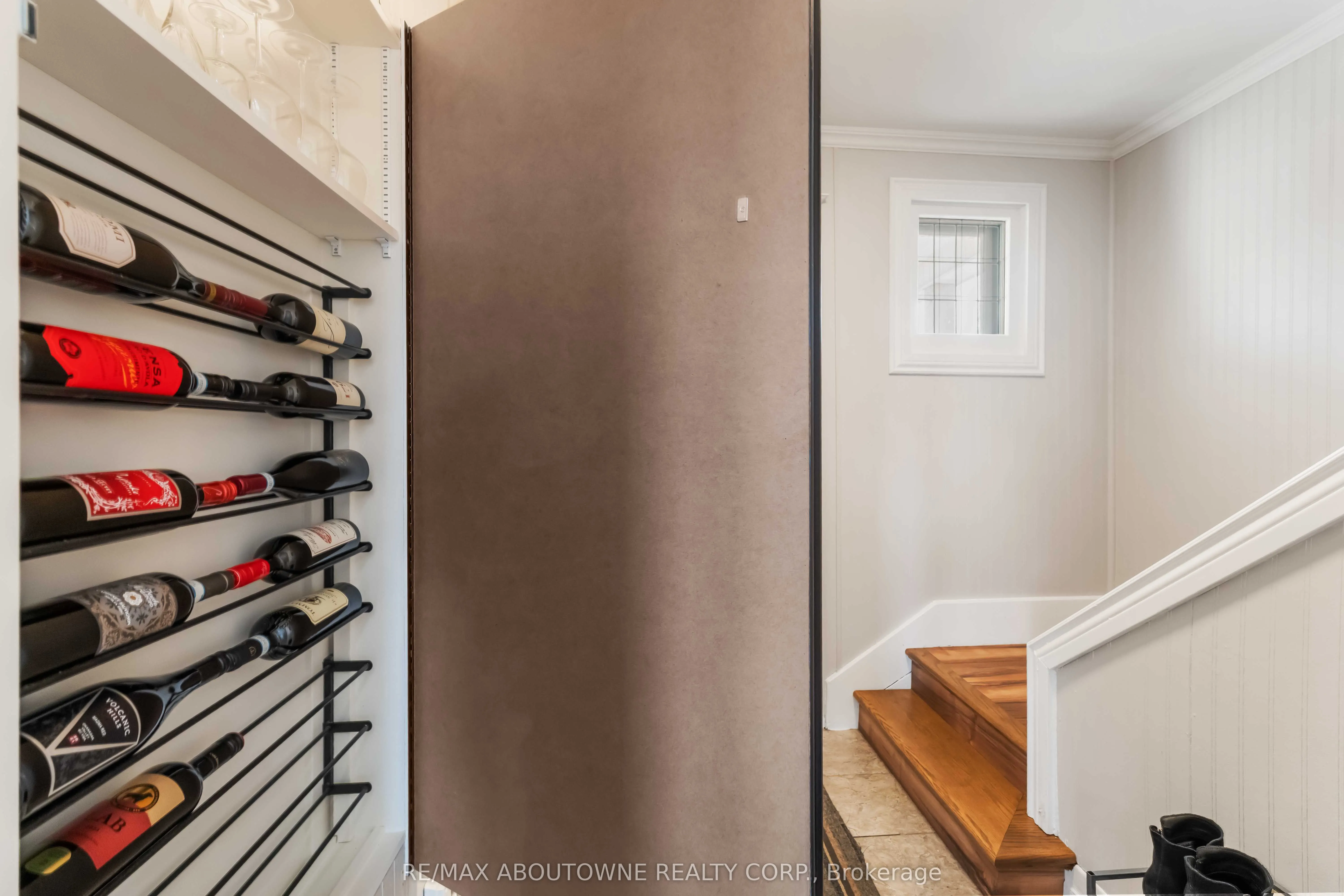 54 Weir Street S