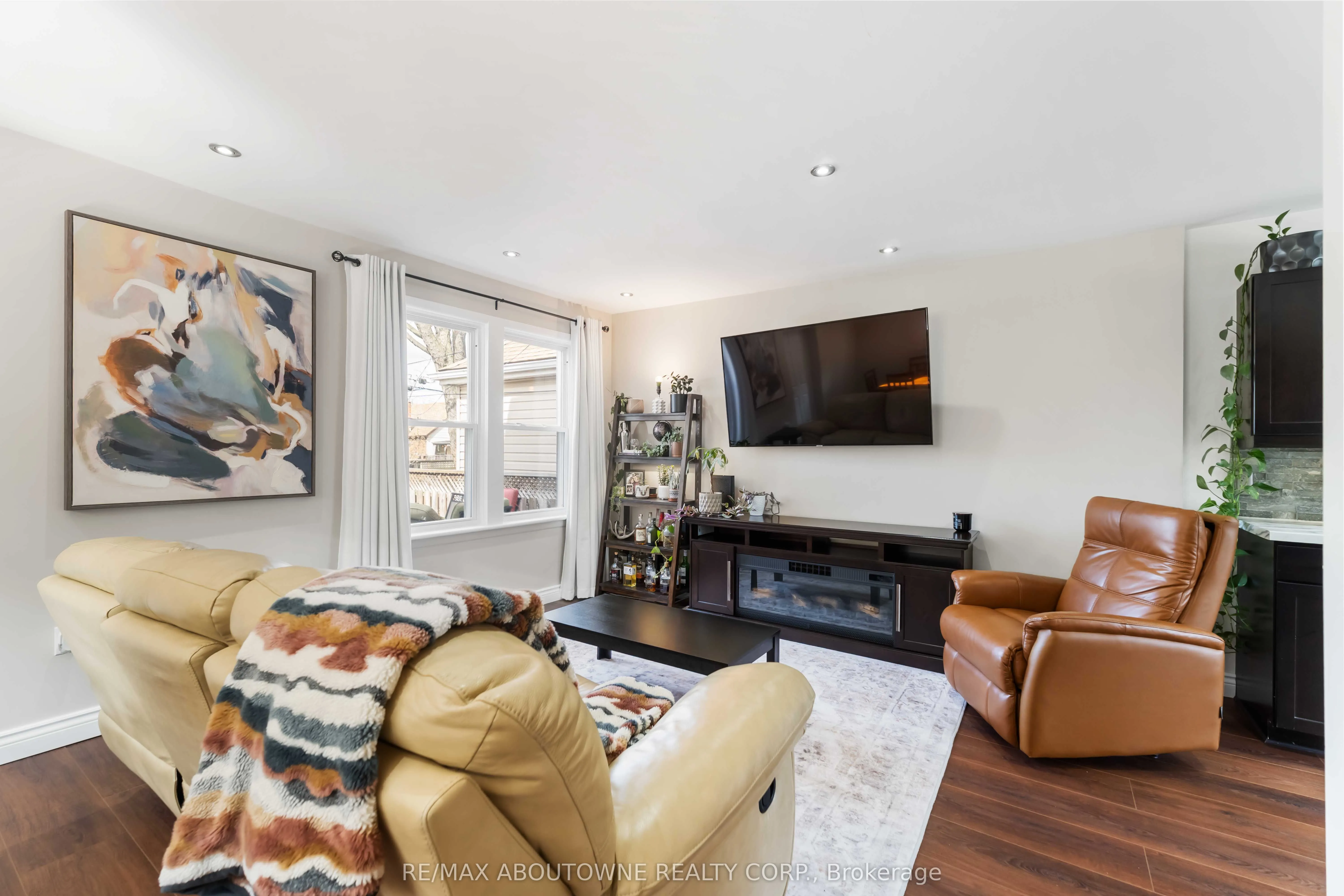 54 Weir Street S