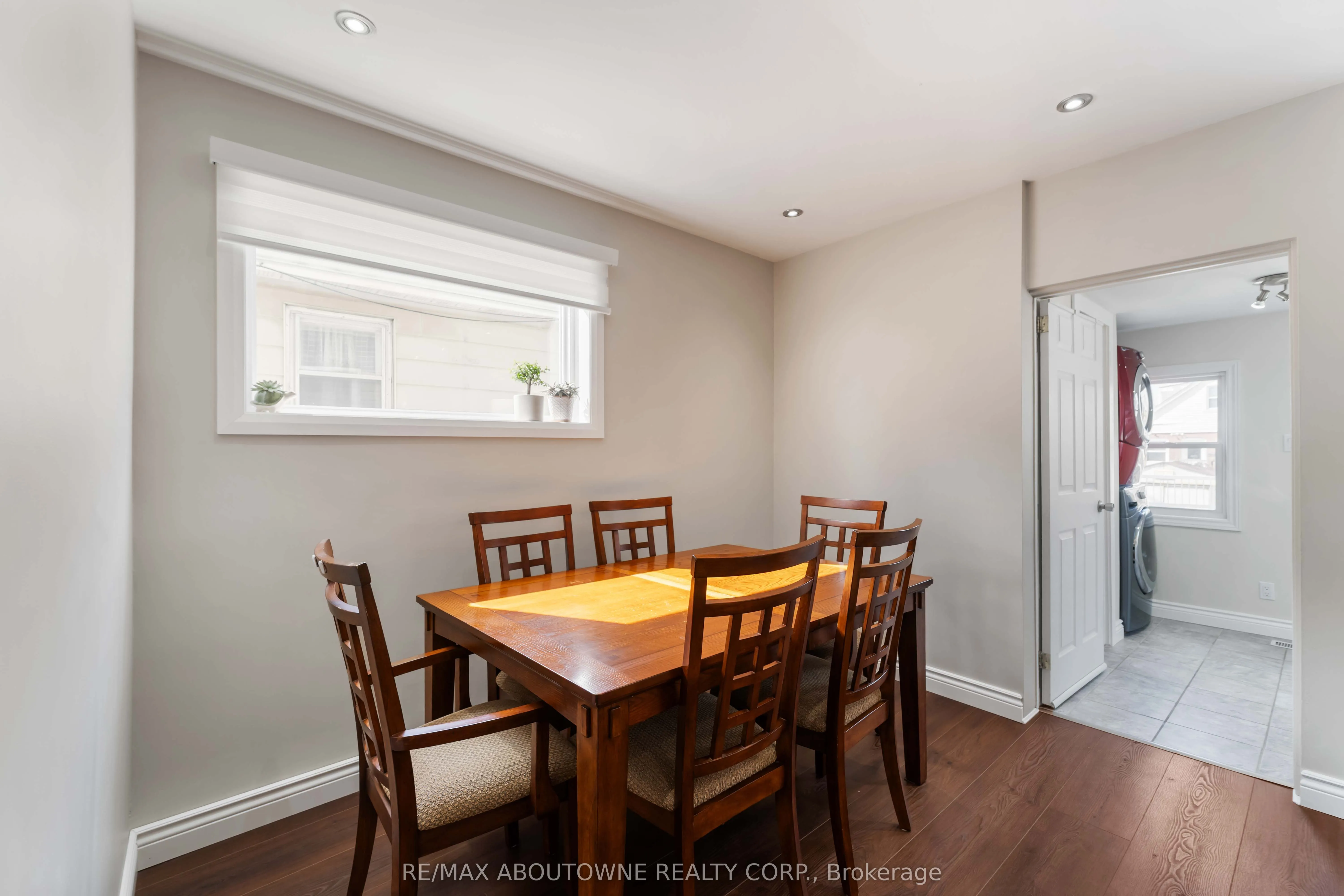54 Weir Street S