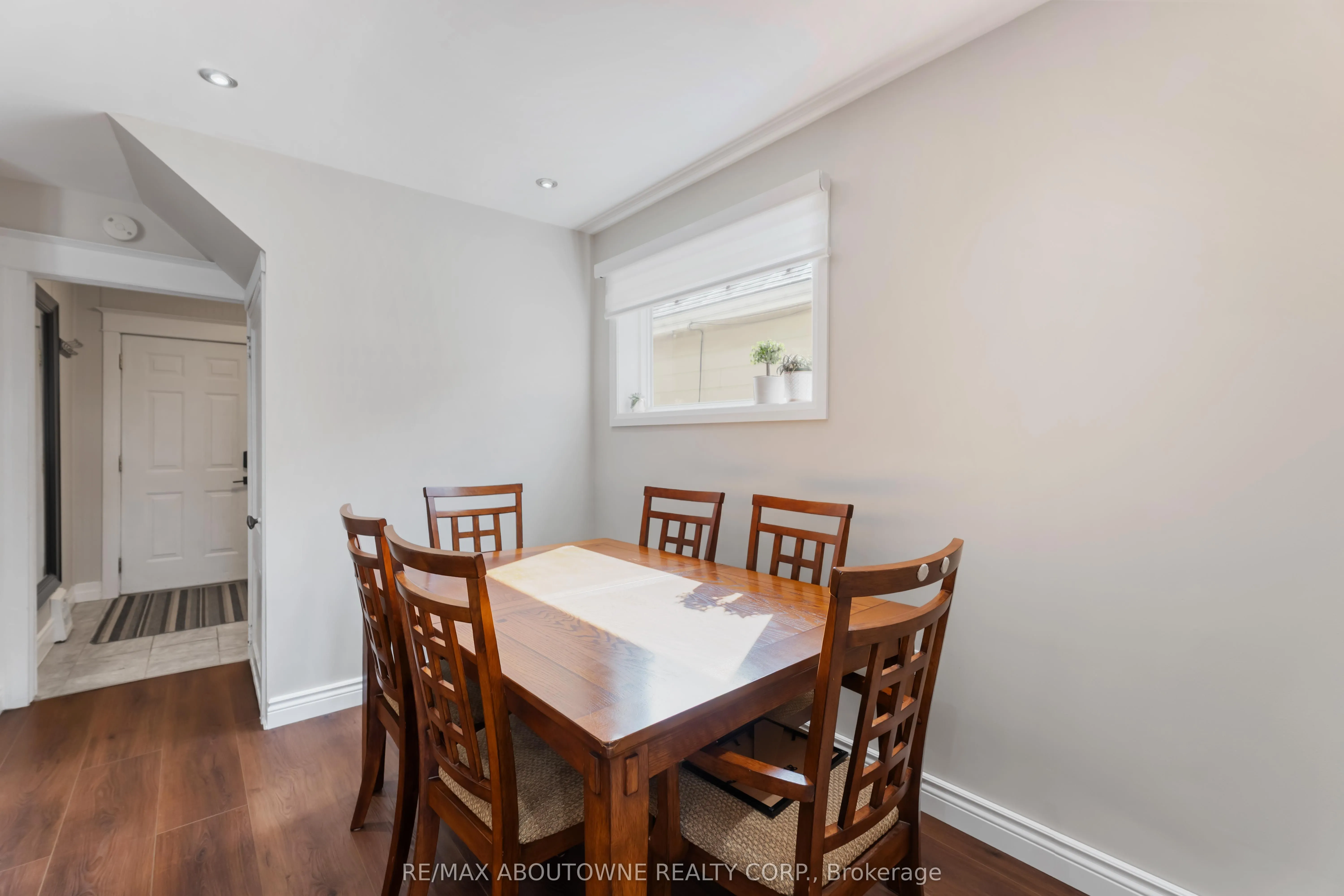 54 Weir Street S