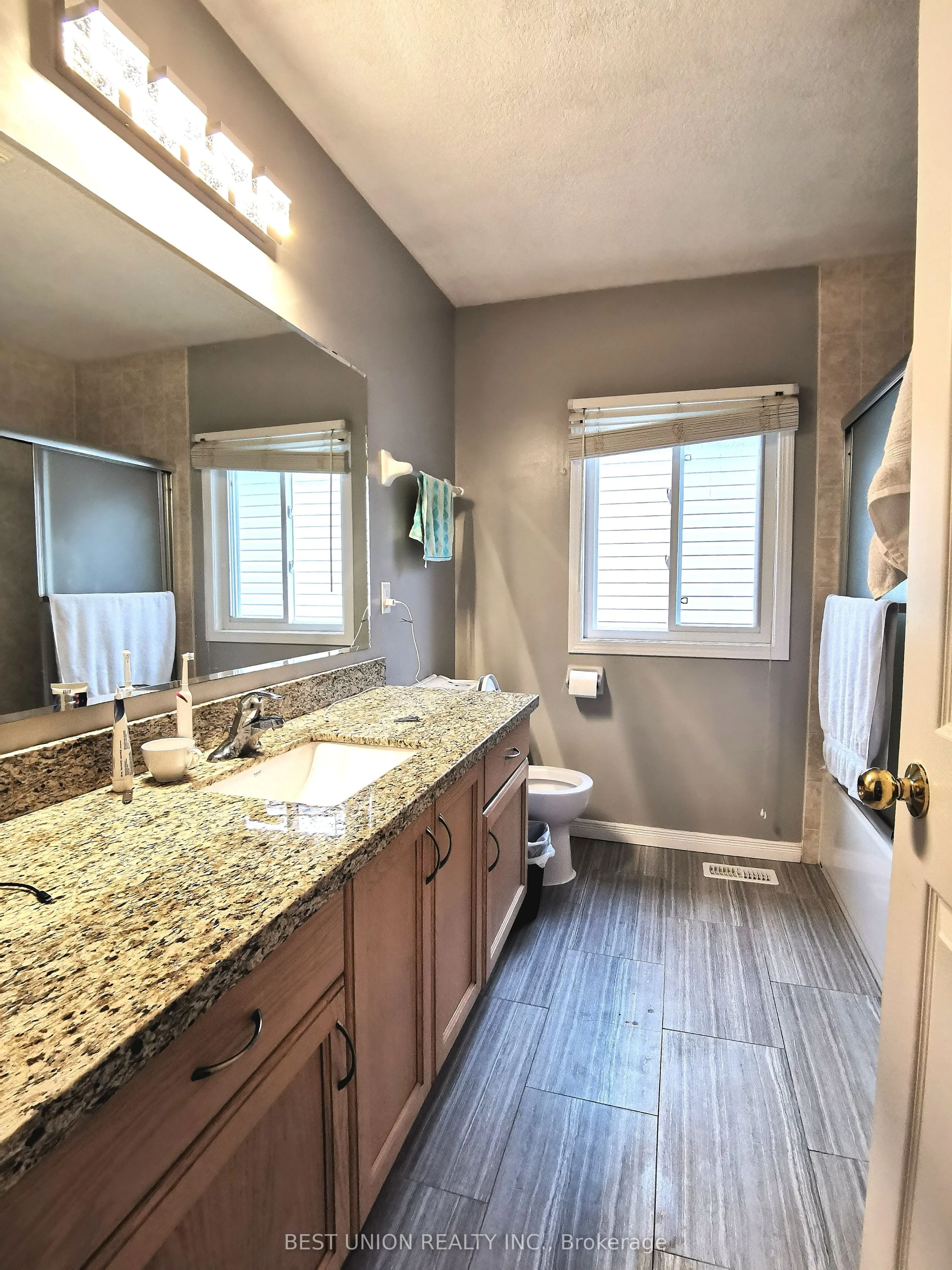 229 Featherstone Crescent