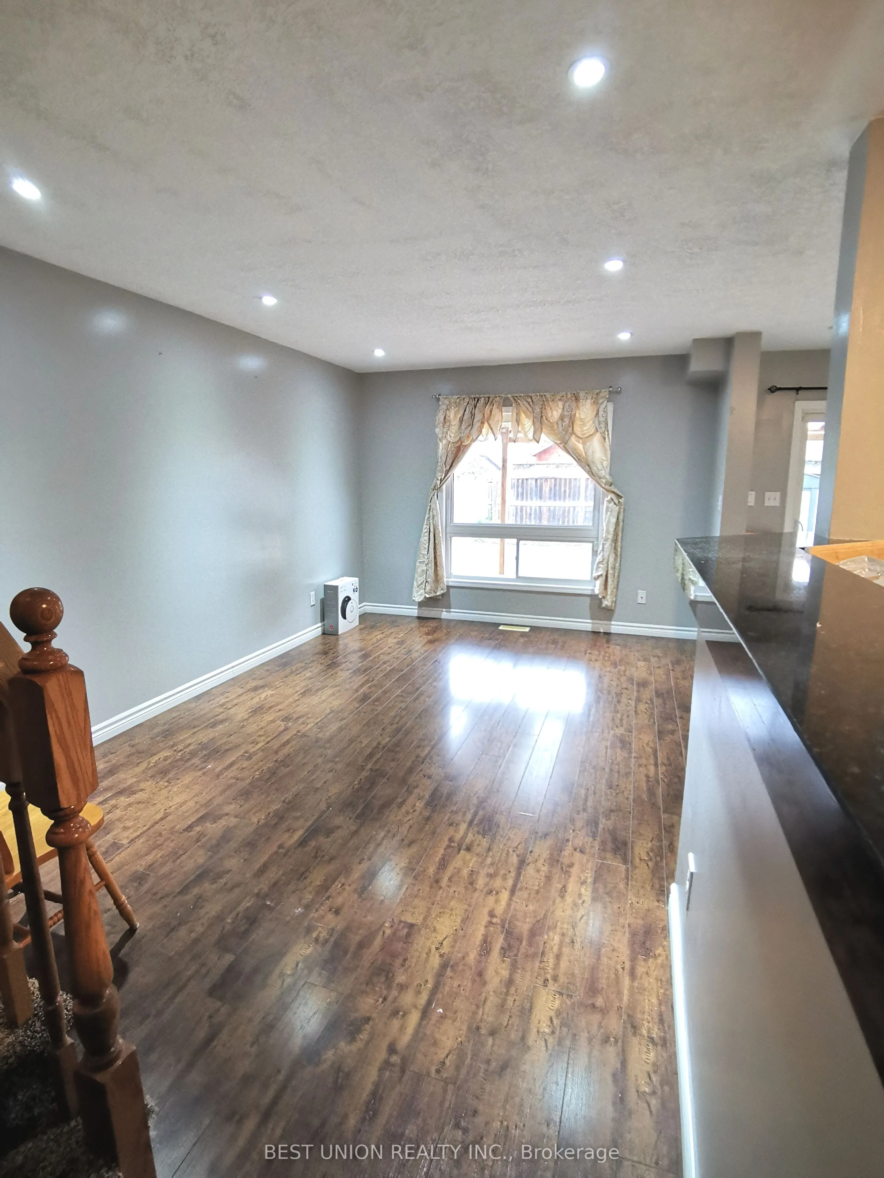 229 Featherstone Crescent