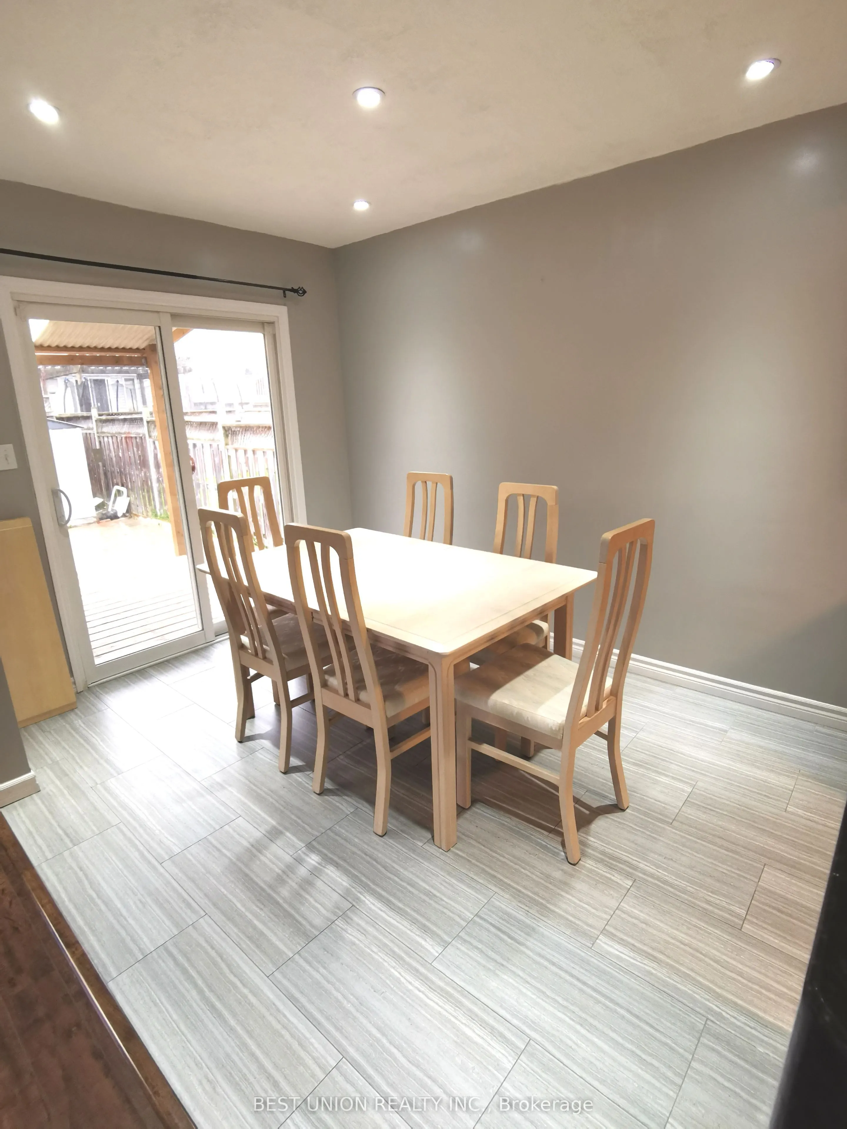 229 Featherstone Crescent