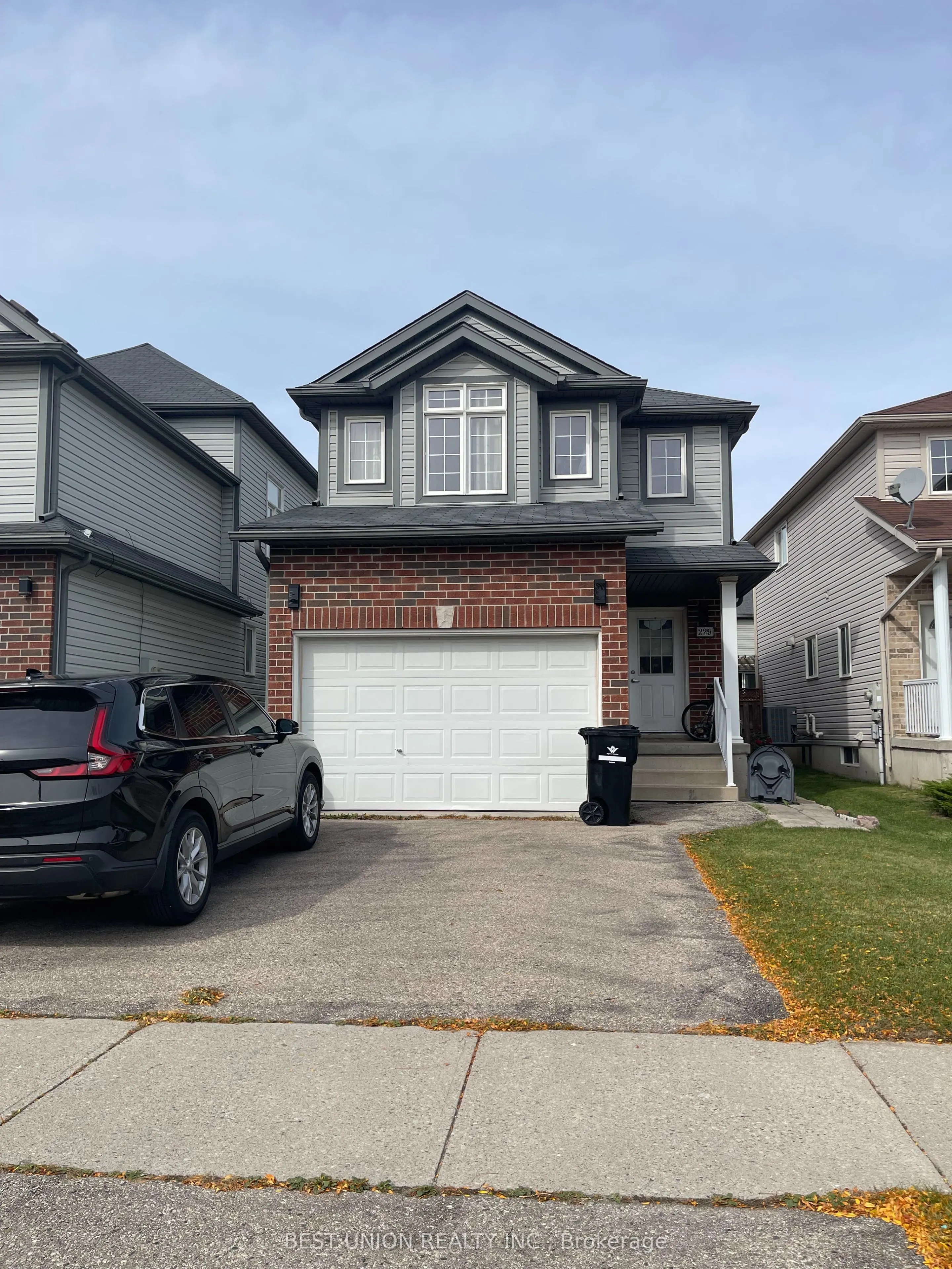 229 Featherstone Crescent
