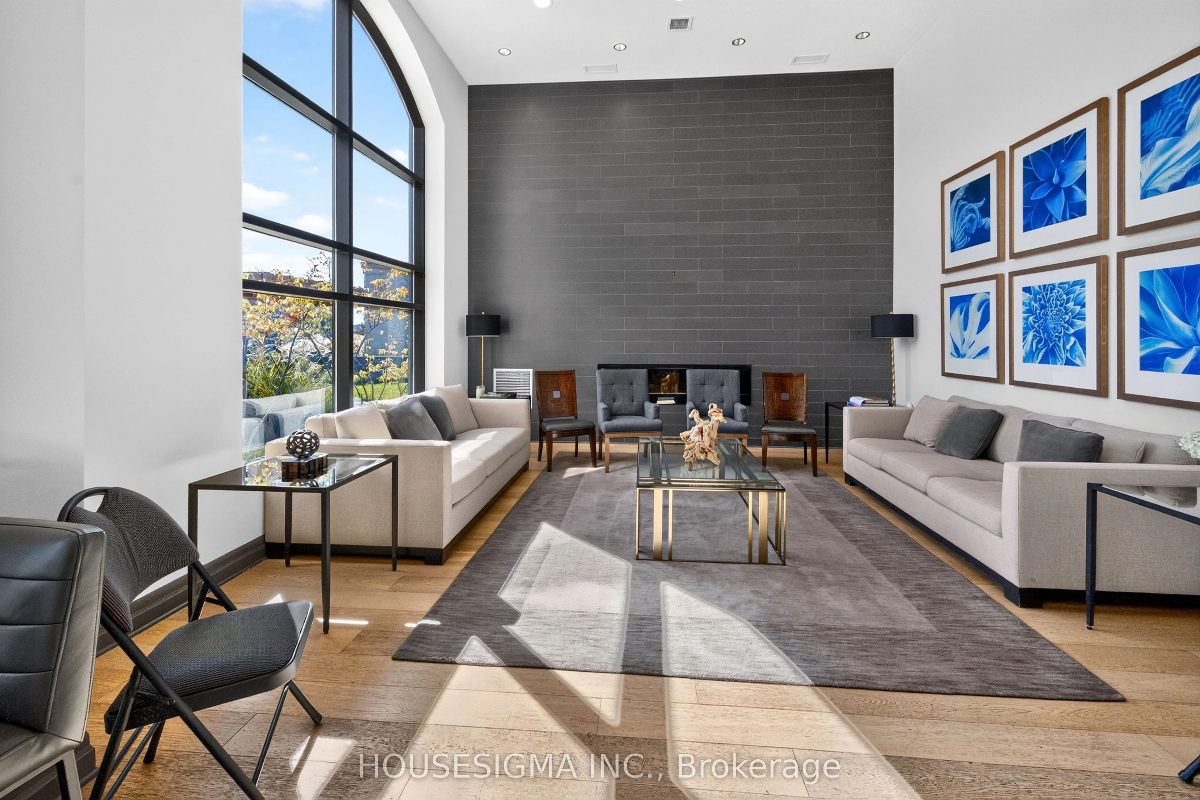 240 Villagewalk Boulevard #903