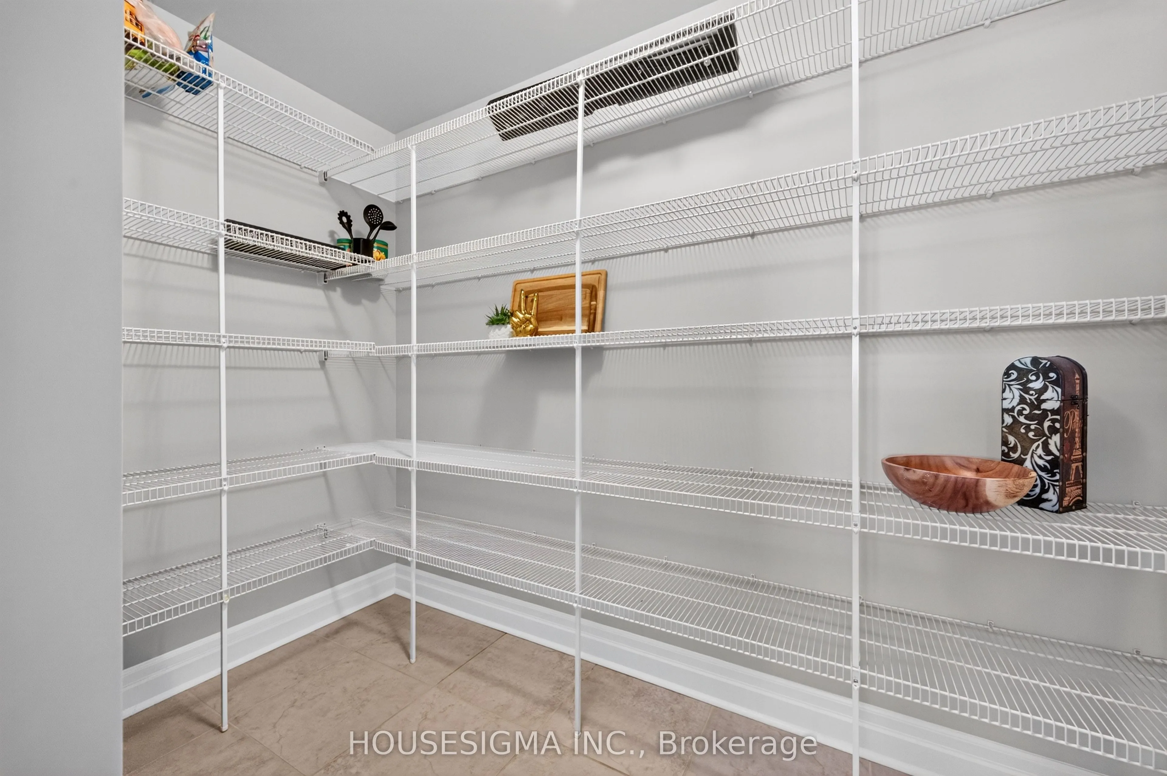 240 Villagewalk Boulevard #903