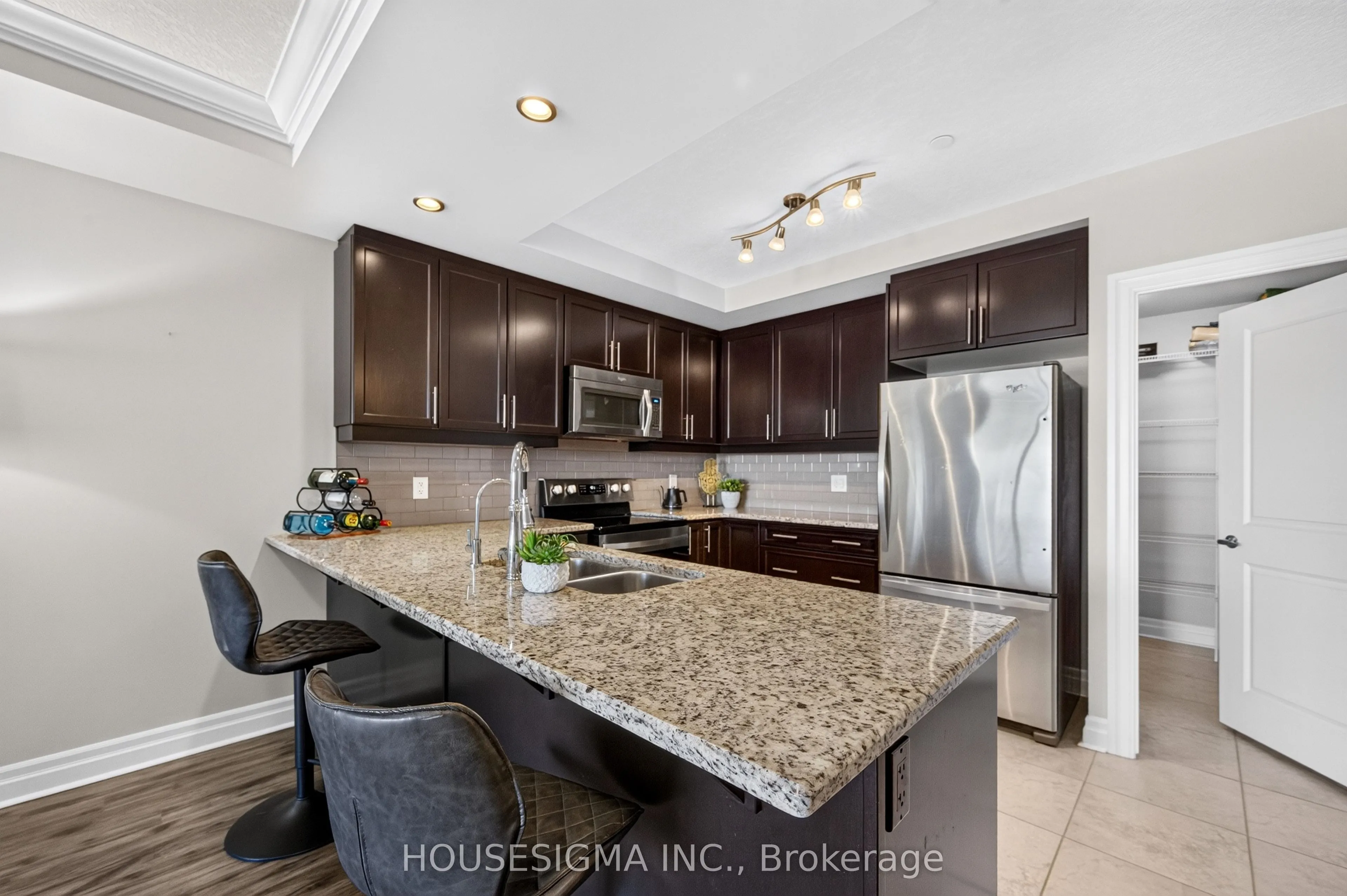 240 Villagewalk Boulevard #903