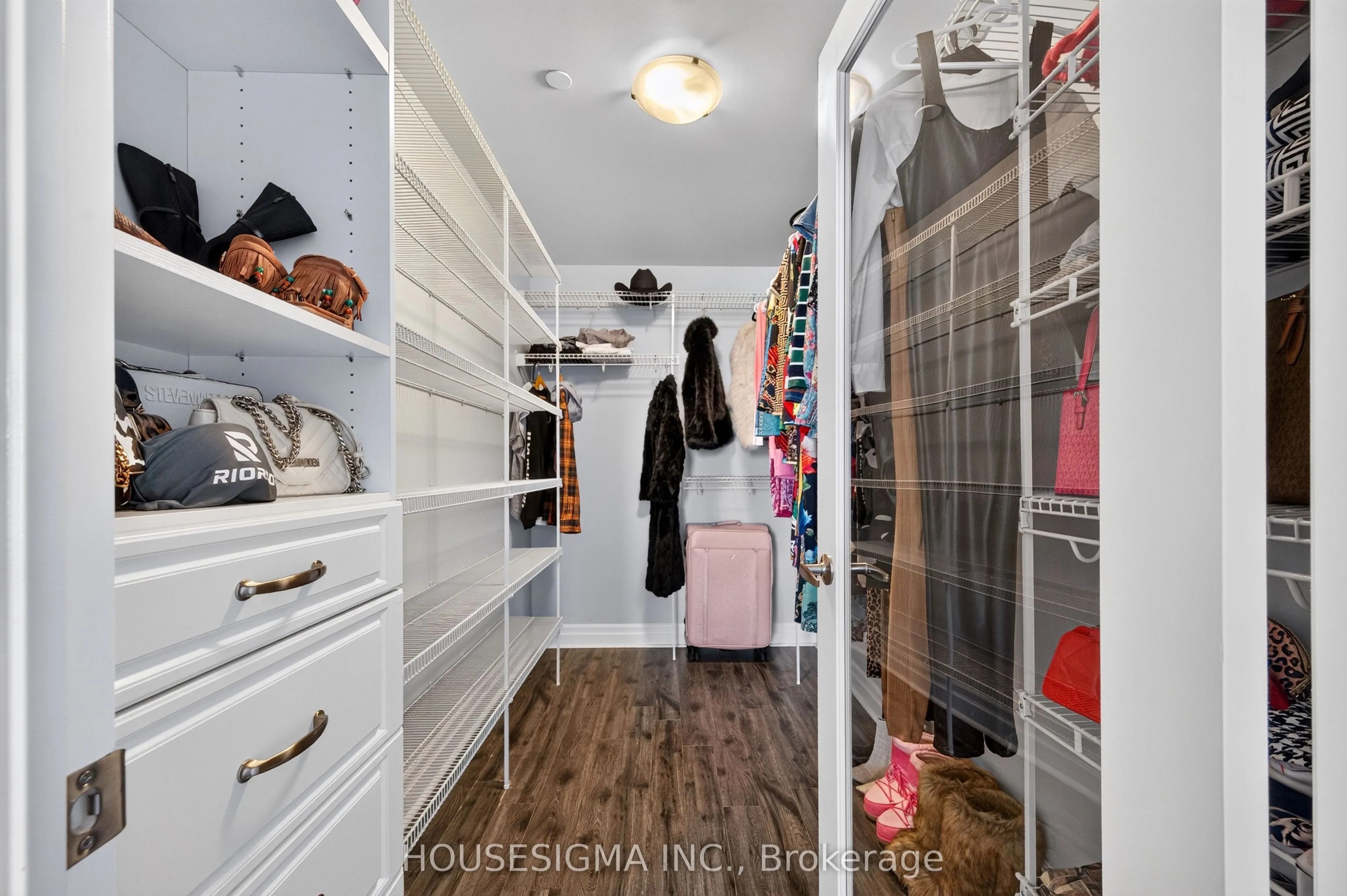 240 Villagewalk Boulevard #903