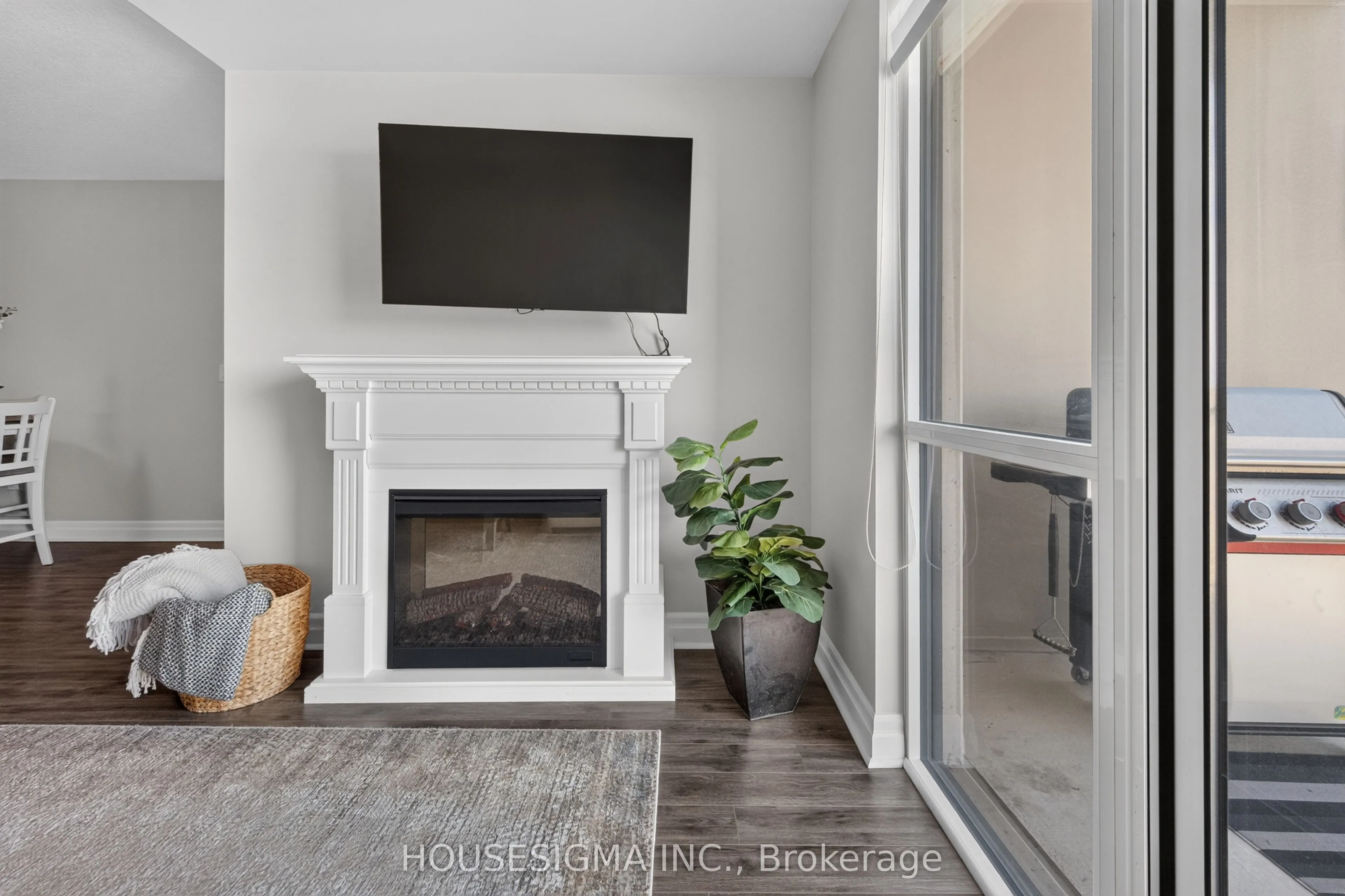 240 Villagewalk Boulevard #903