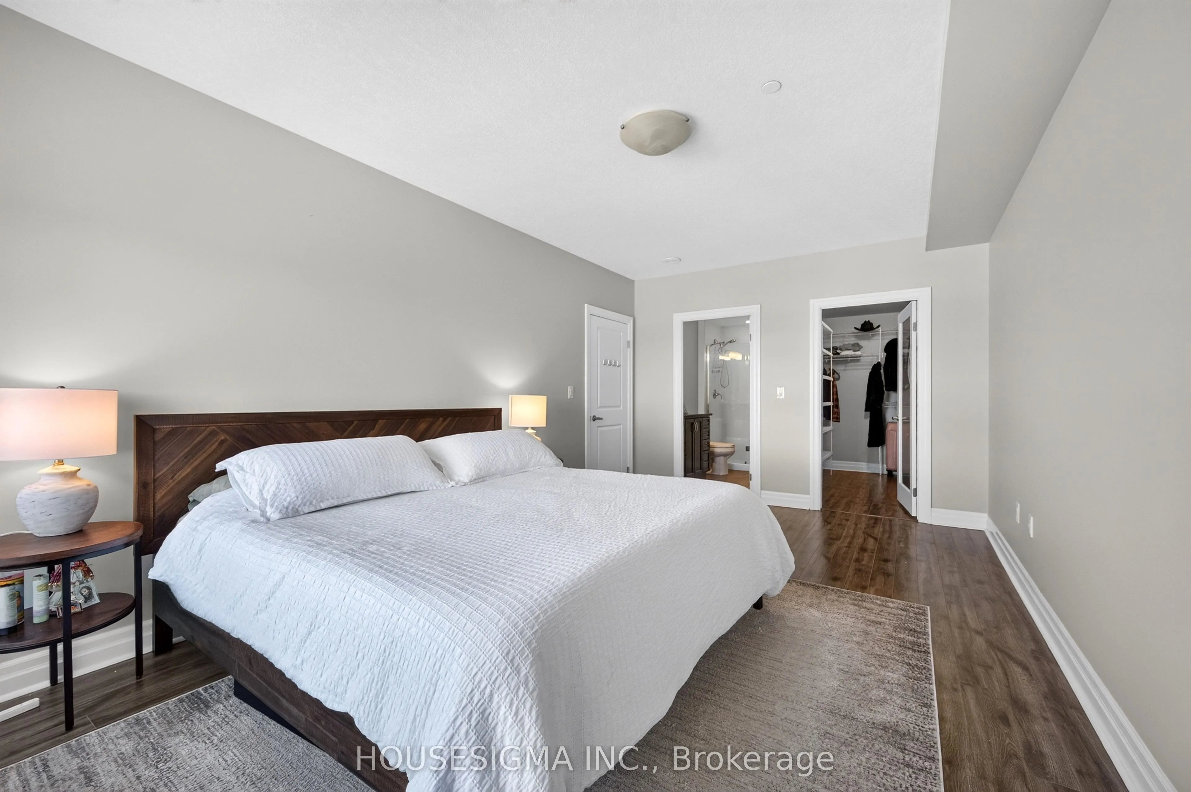 240 Villagewalk Boulevard #903