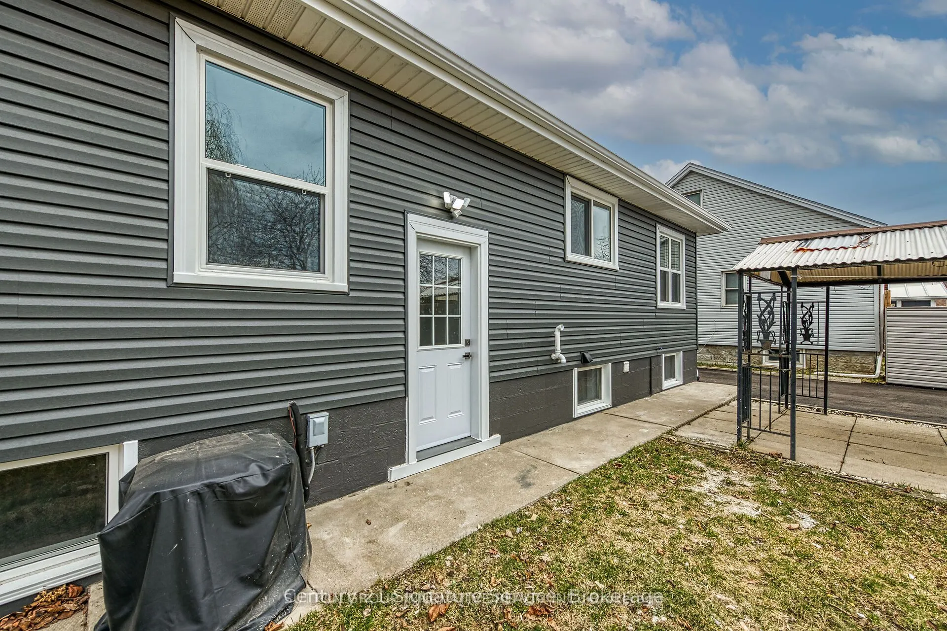 346 Pottruff Road N #Lower