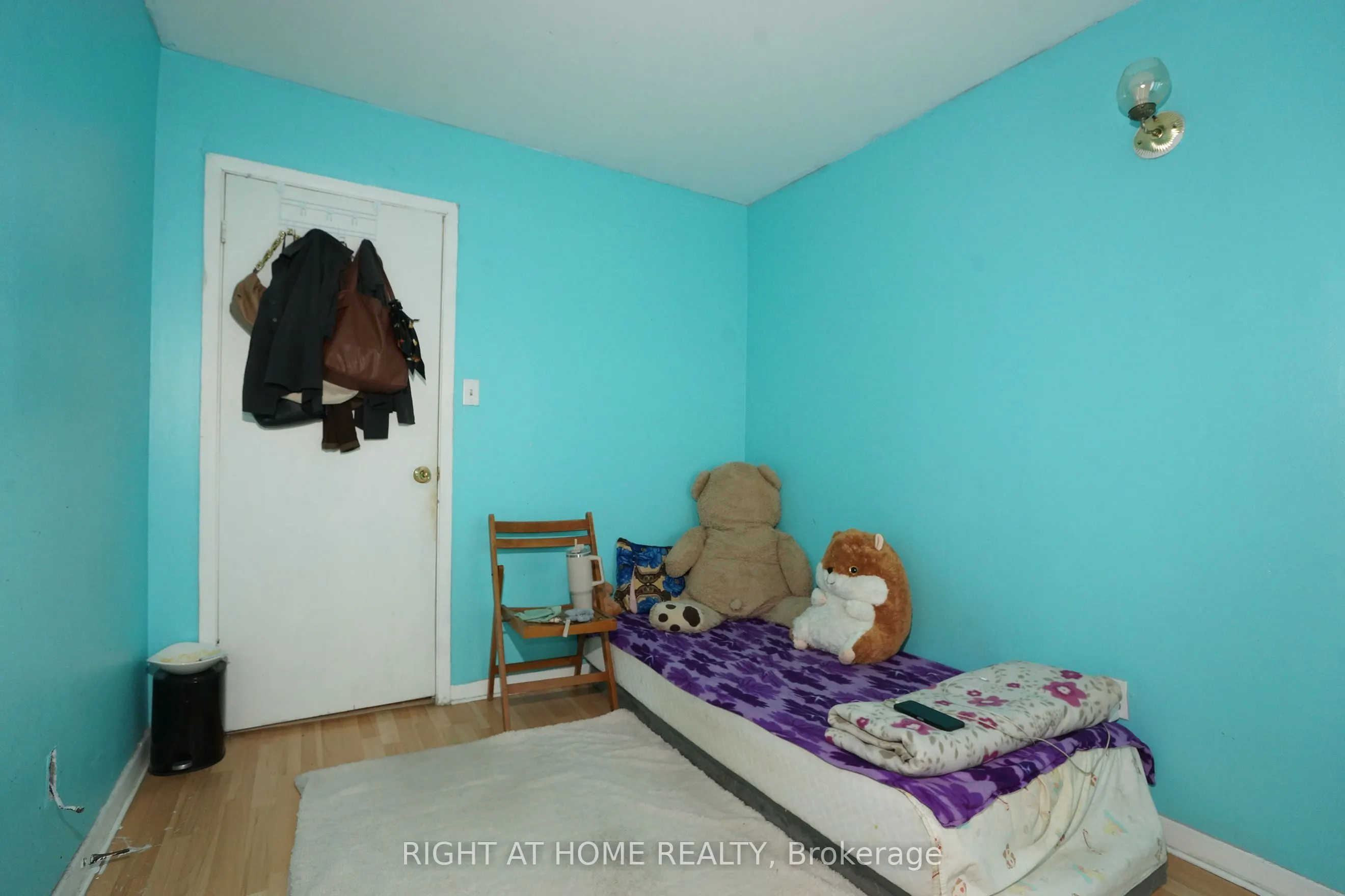 59 Saunby Street N