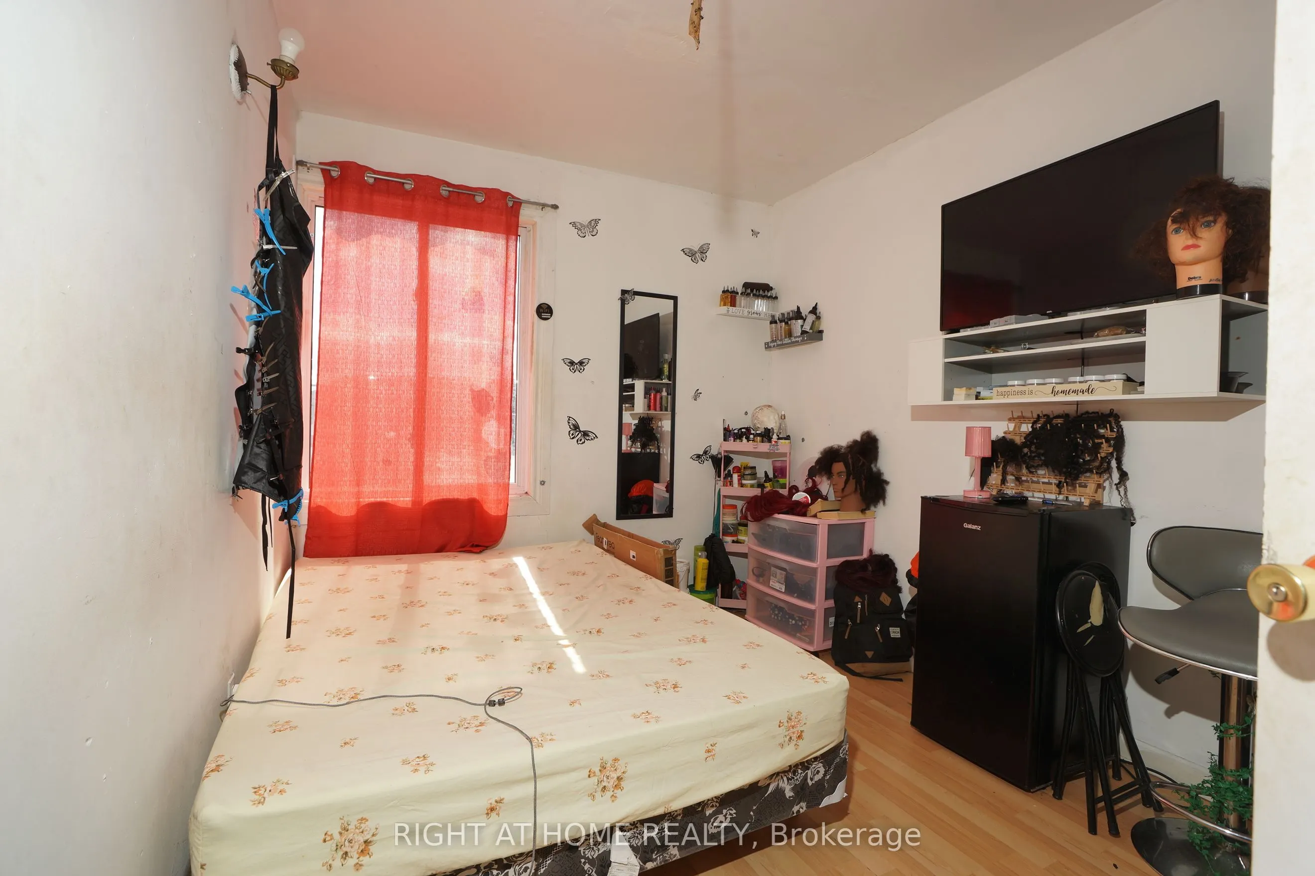 59 Saunby Street N