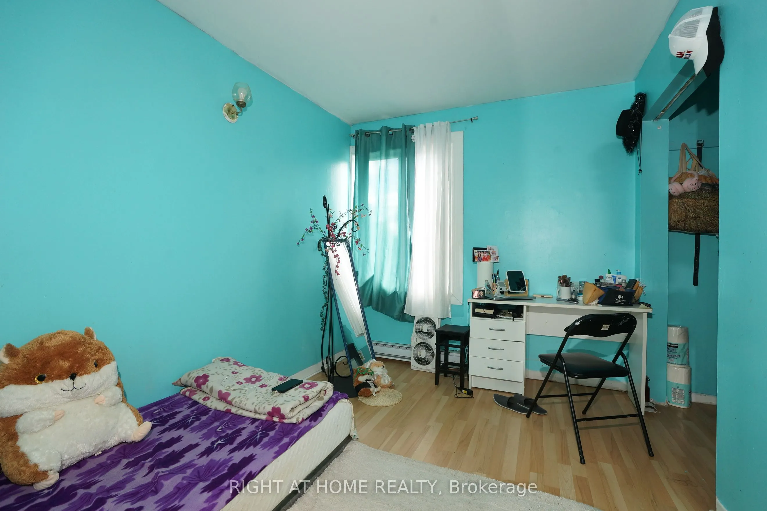 59 Saunby Street N
