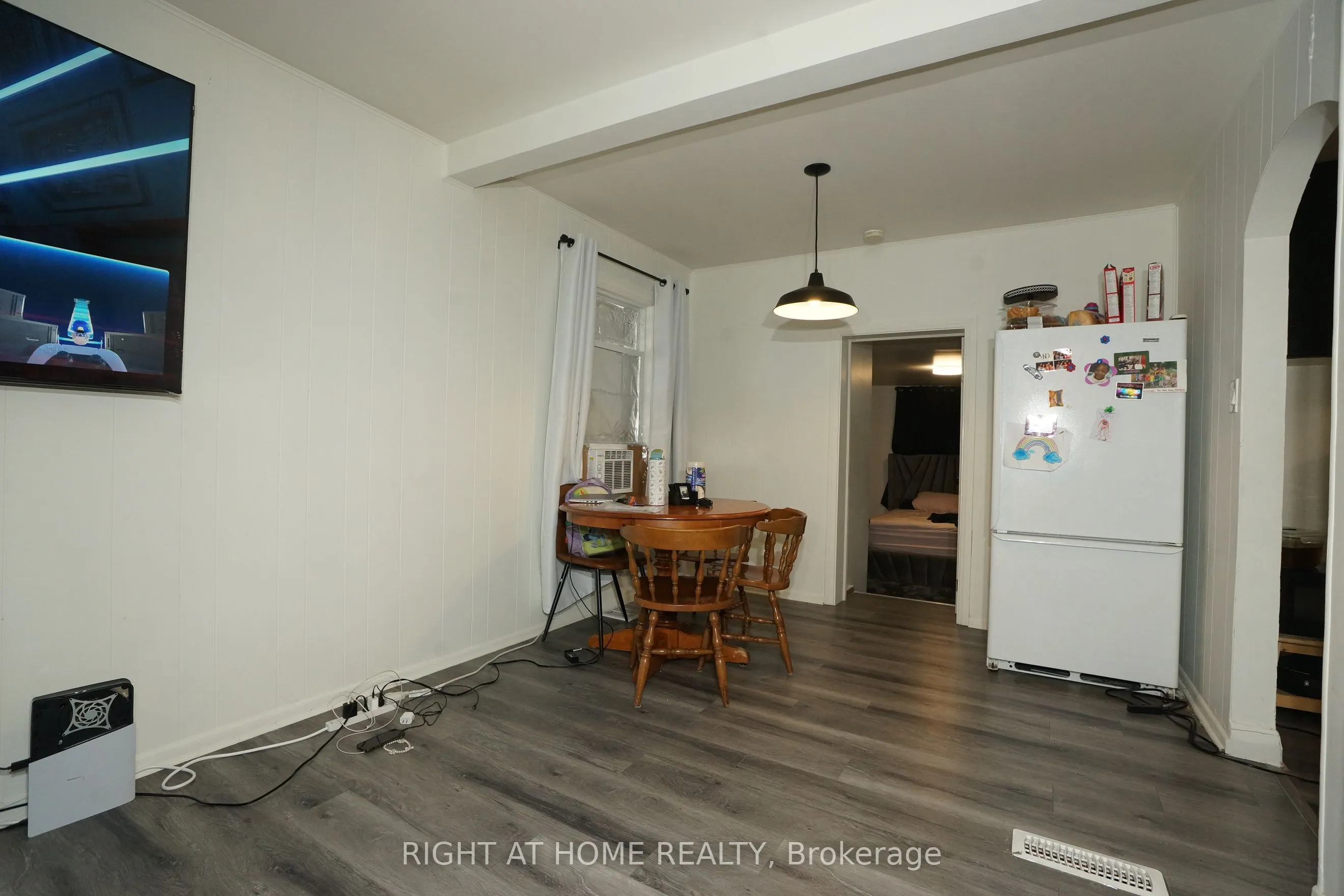 59 Saunby Street N
