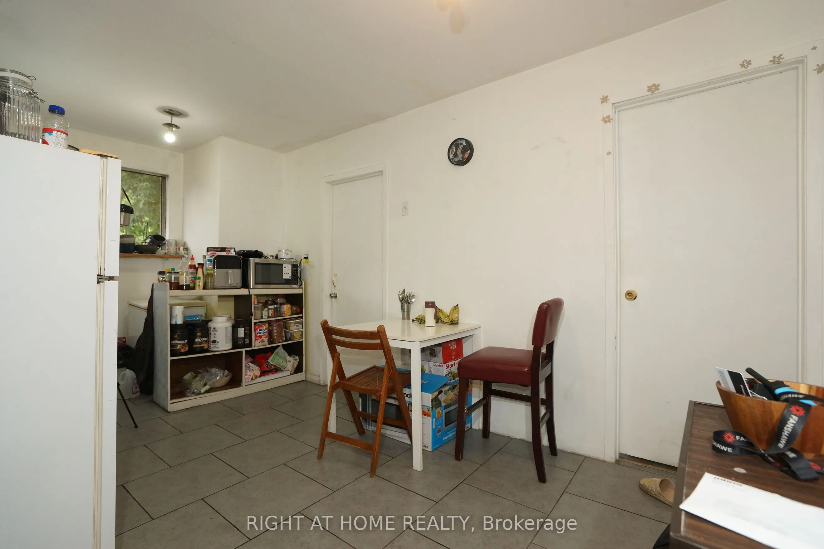 59 Saunby Street N