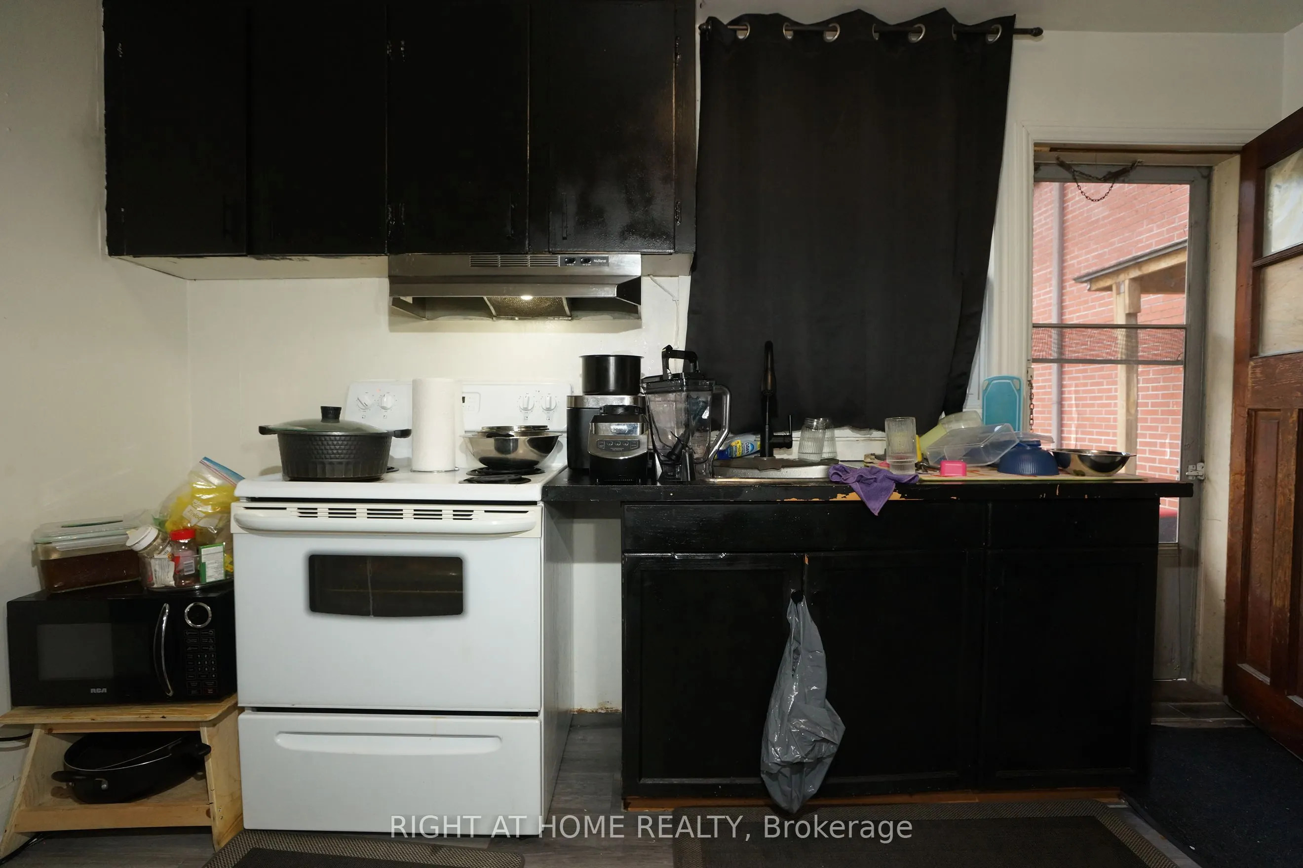 59 Saunby Street N