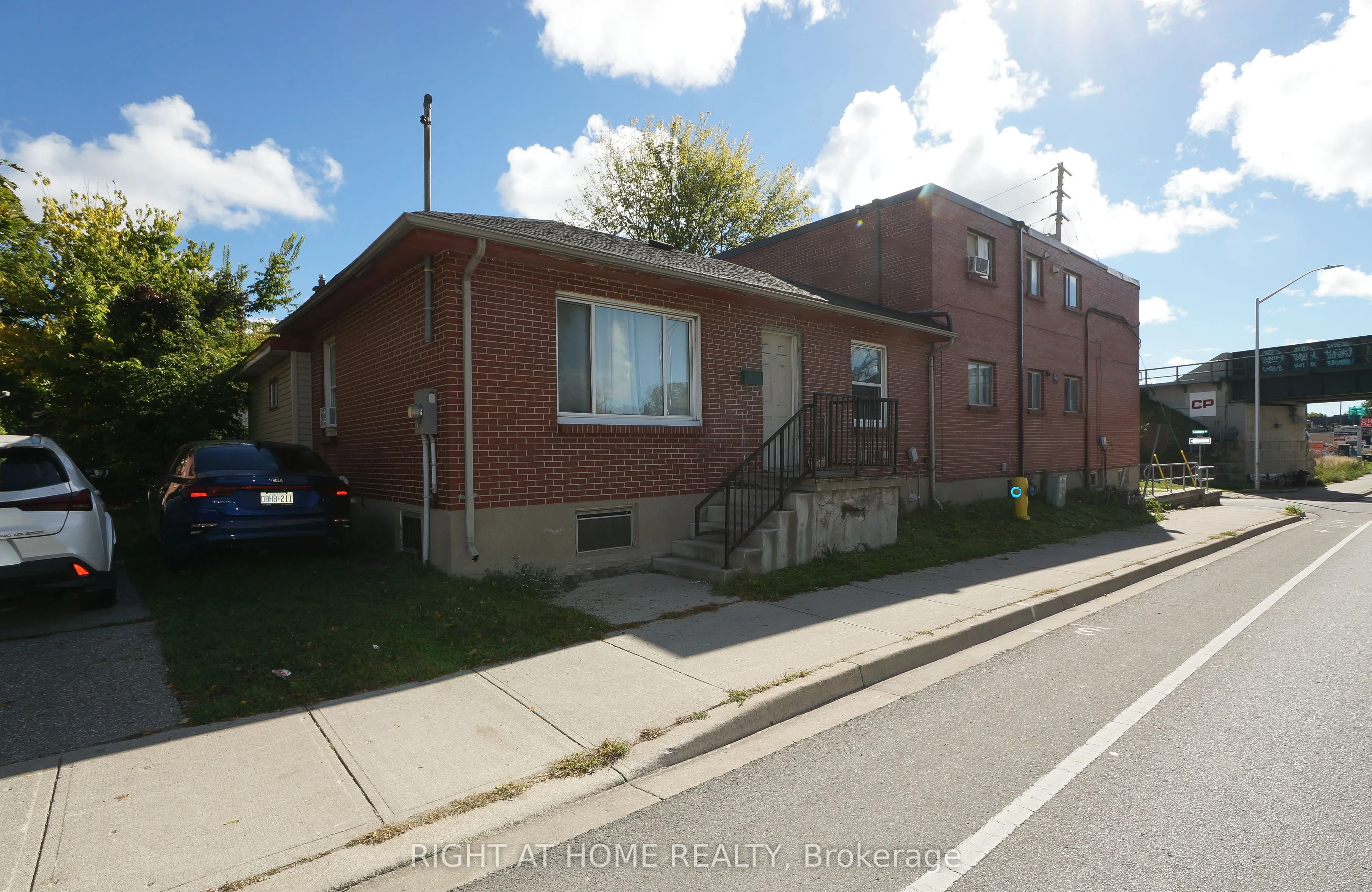 59 Saunby Street N