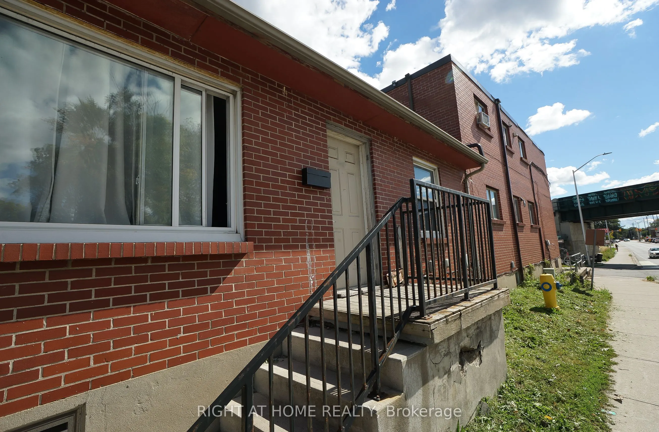 59 Saunby Street N
