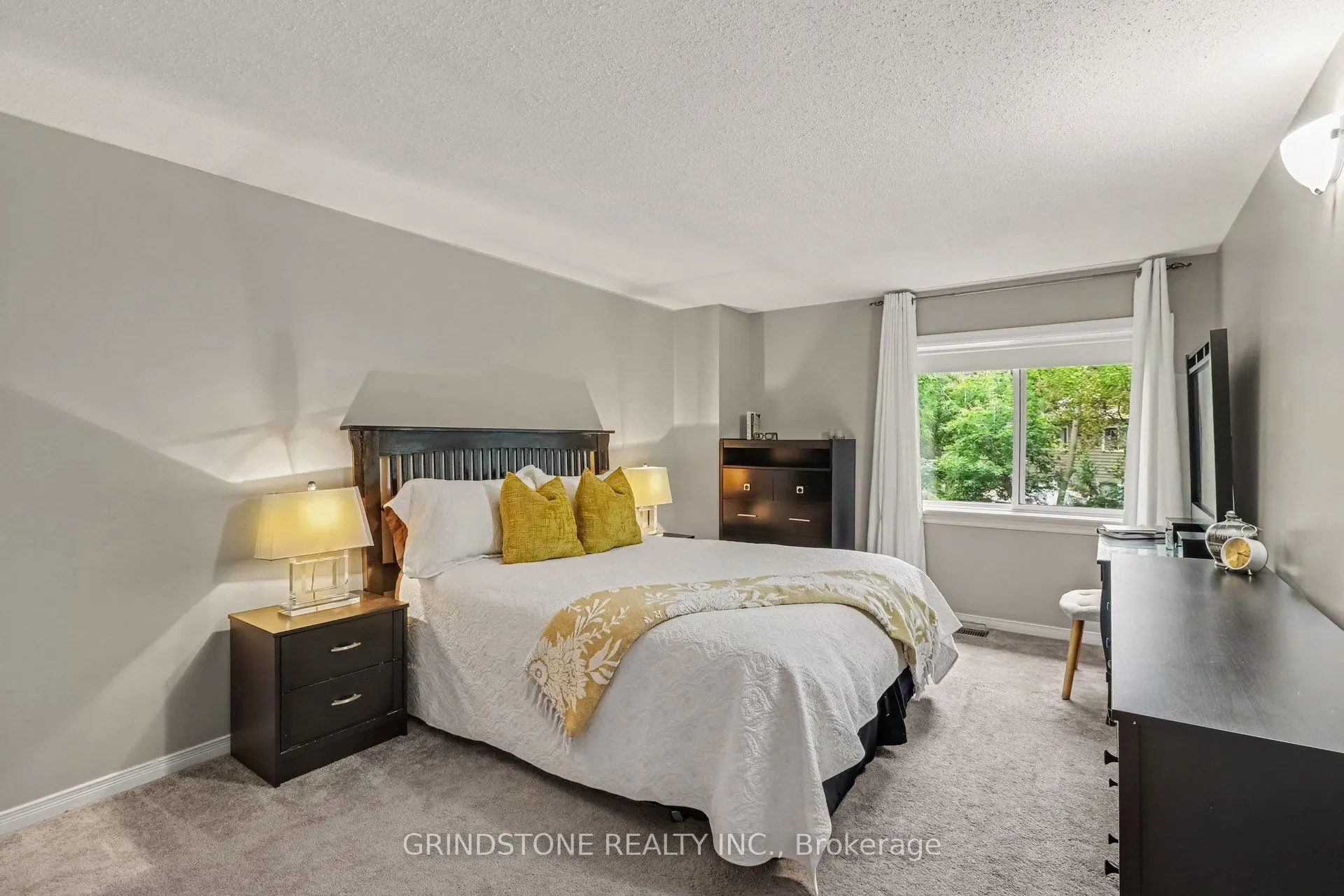 32 Rosegarden Crescent