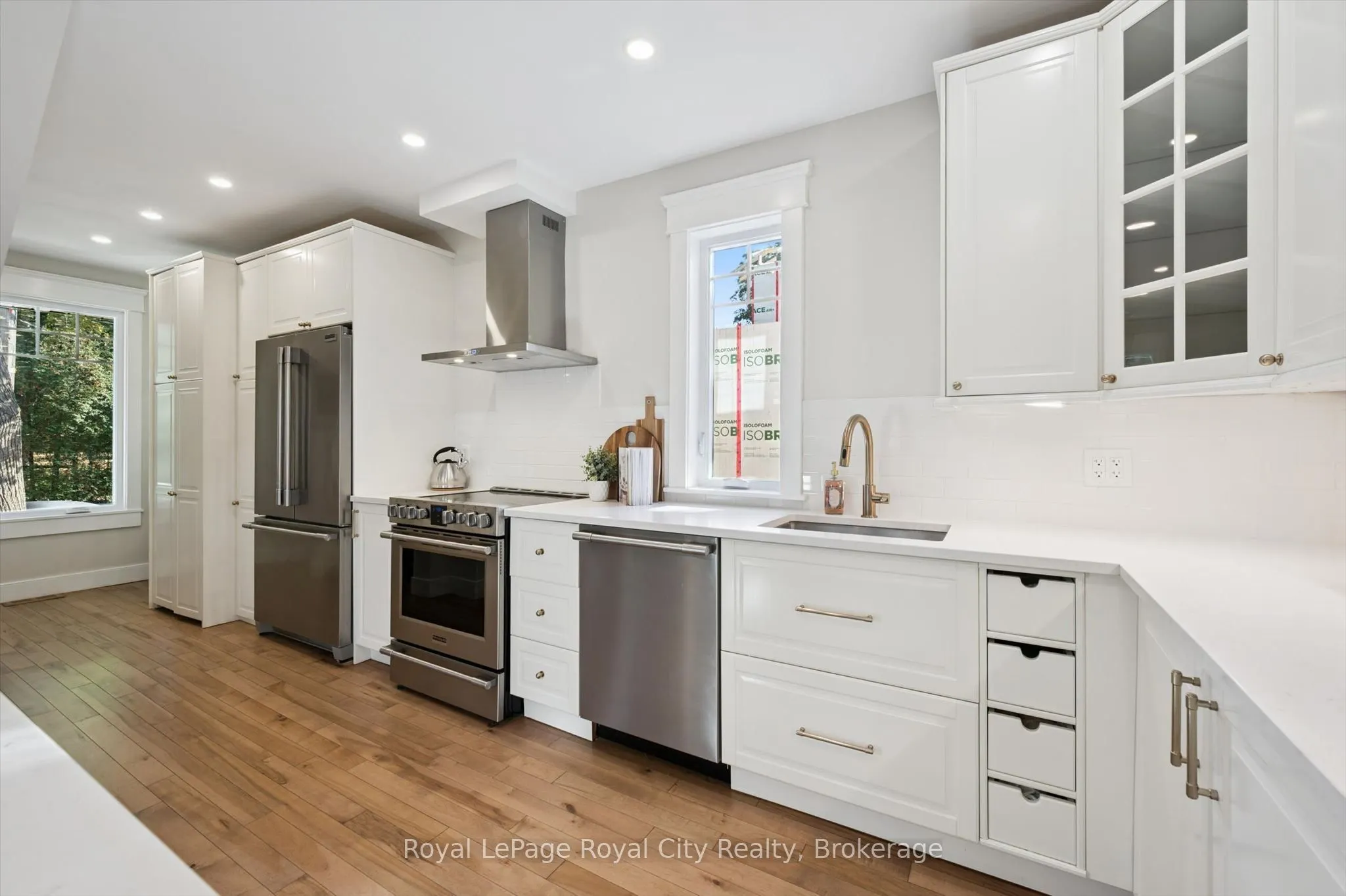 31 James Street W
