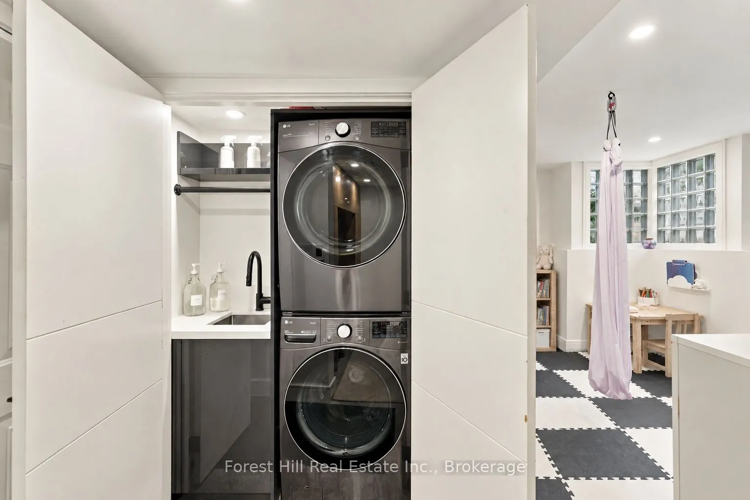 224 Blueski George Crescent #15