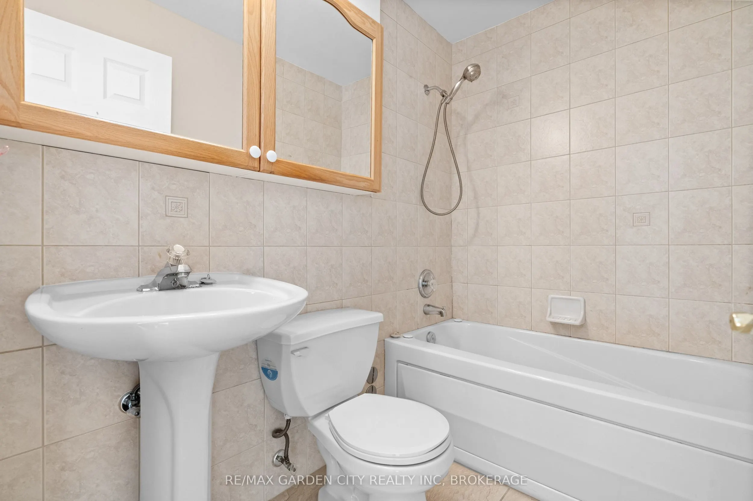 264 Oakdale Avenue #211