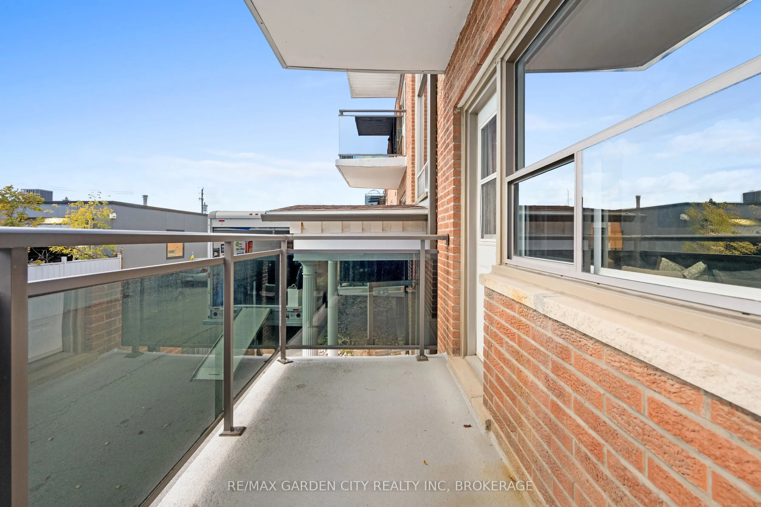 264 Oakdale Avenue #211