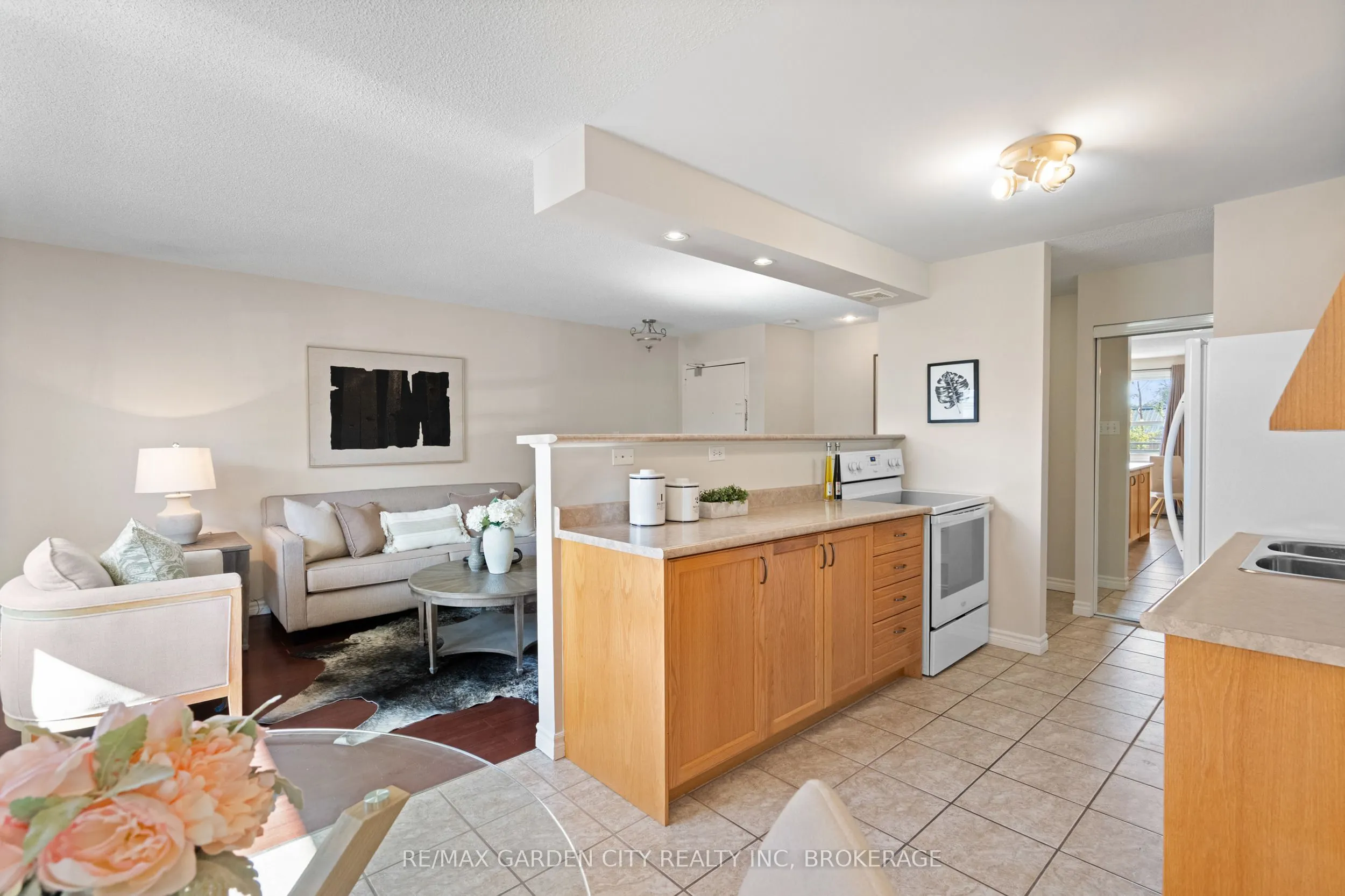 264 Oakdale Avenue #211
