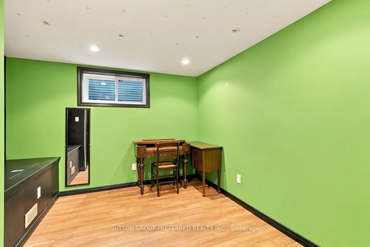 465 Glen Crescent