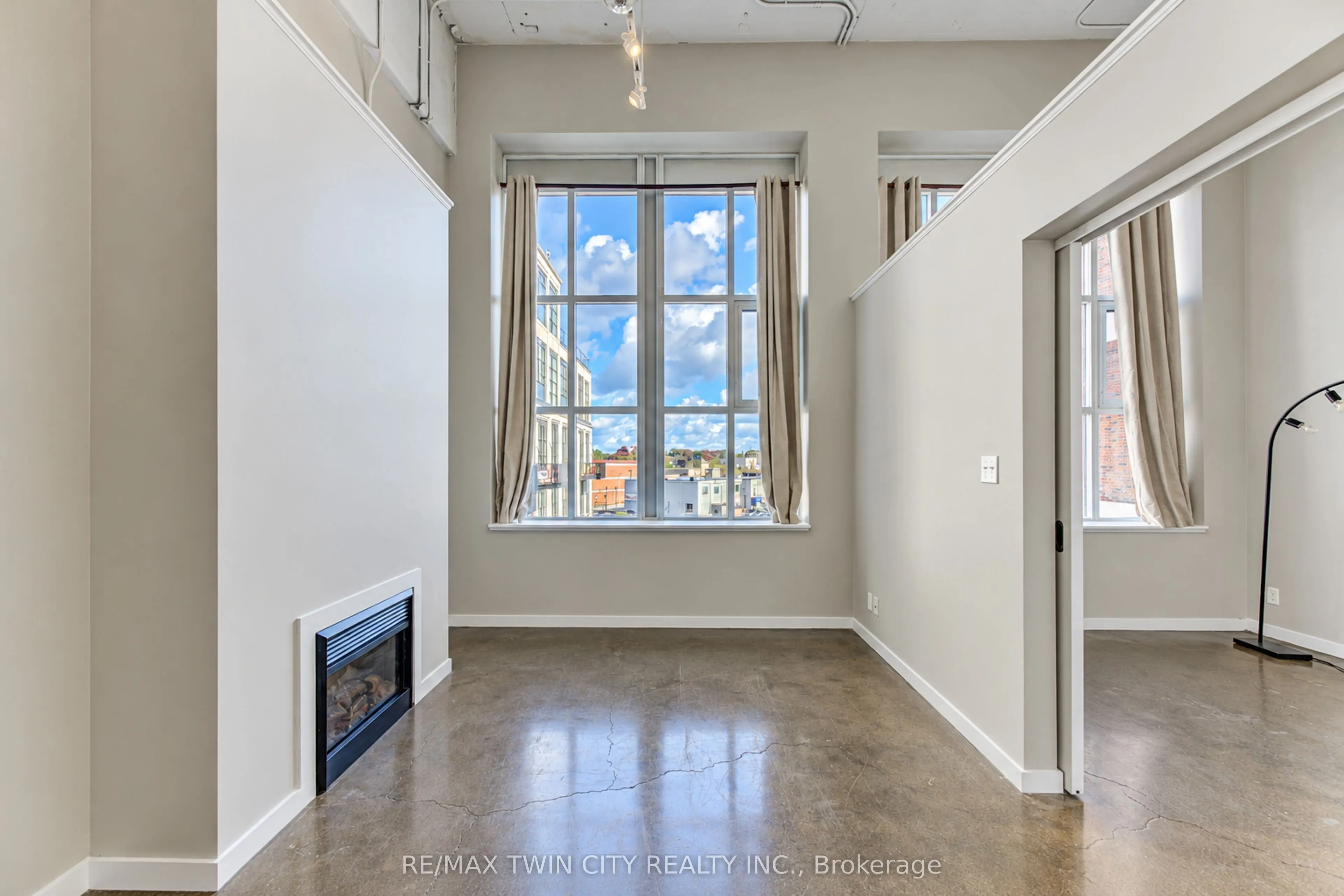 404 King Street W #405