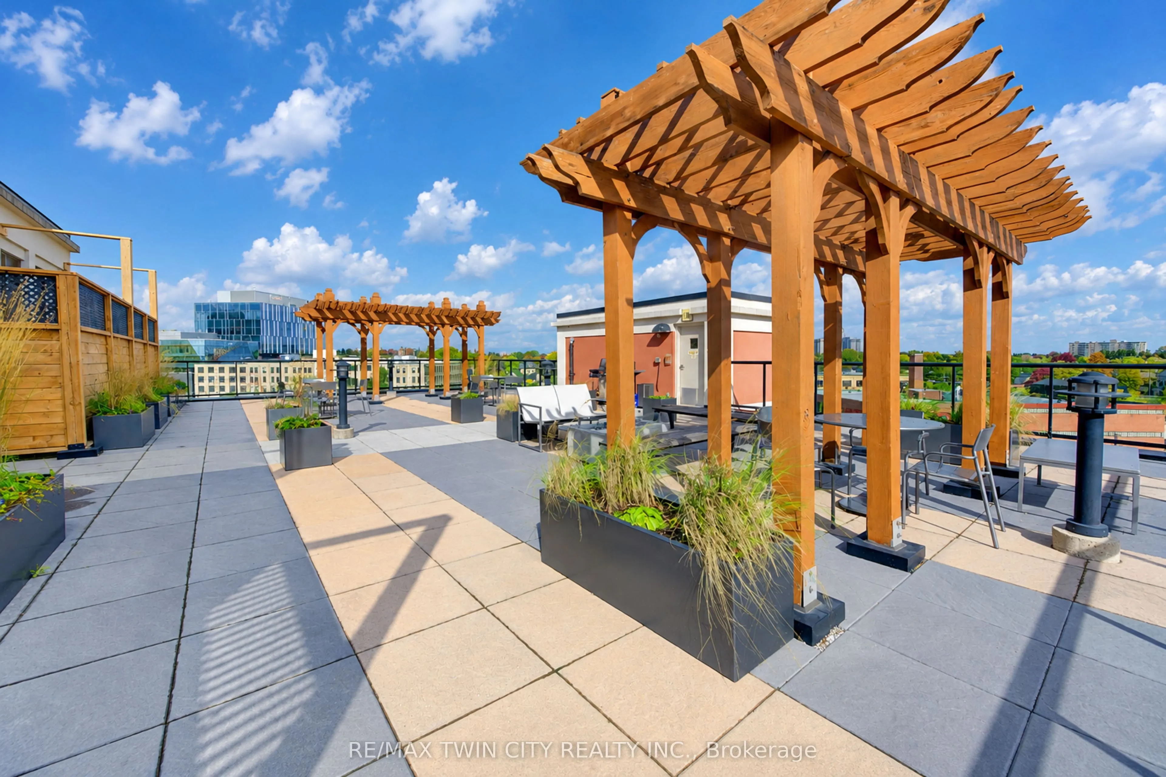 404 King Street W #405