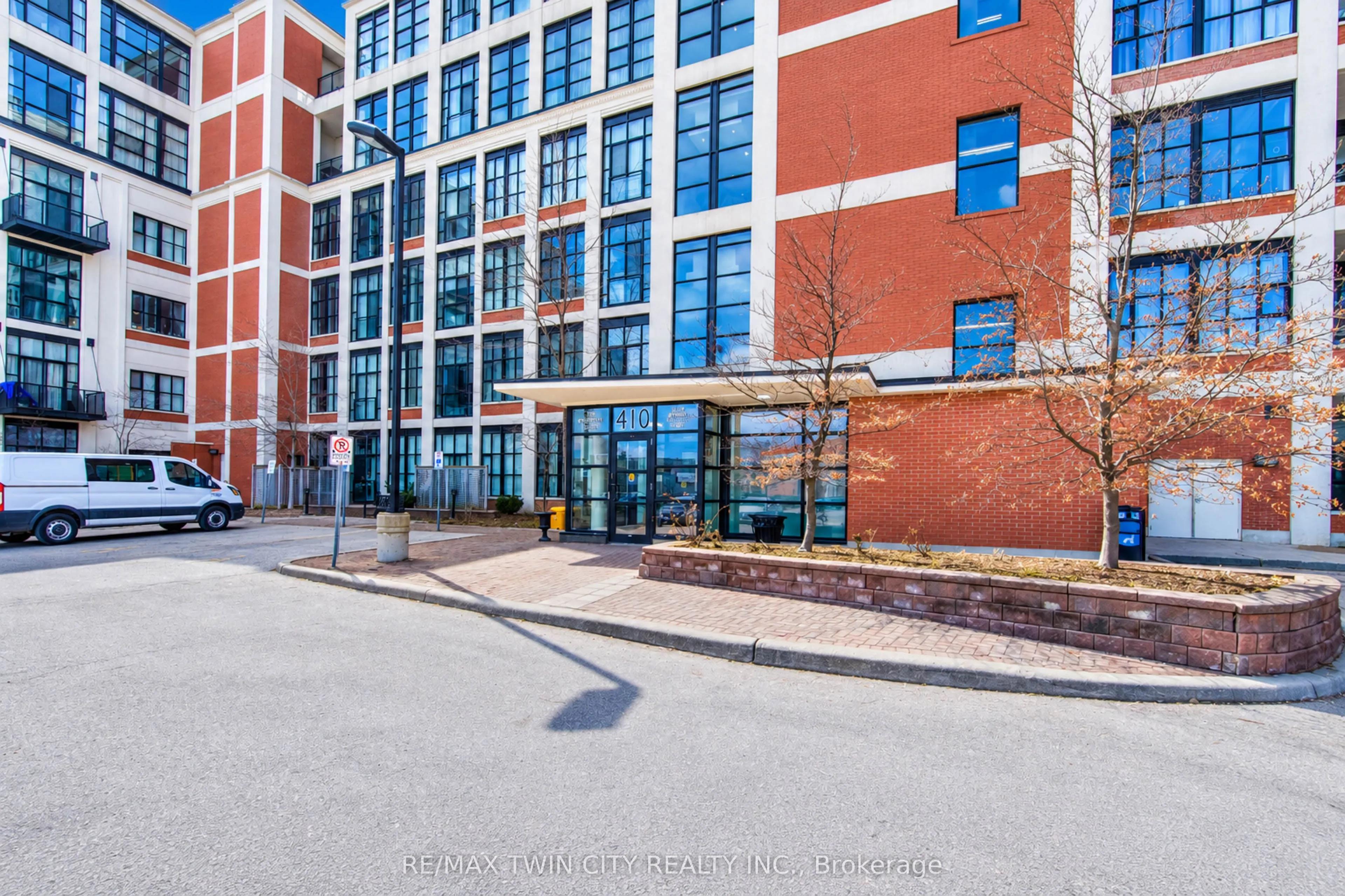 404 King Street W #405