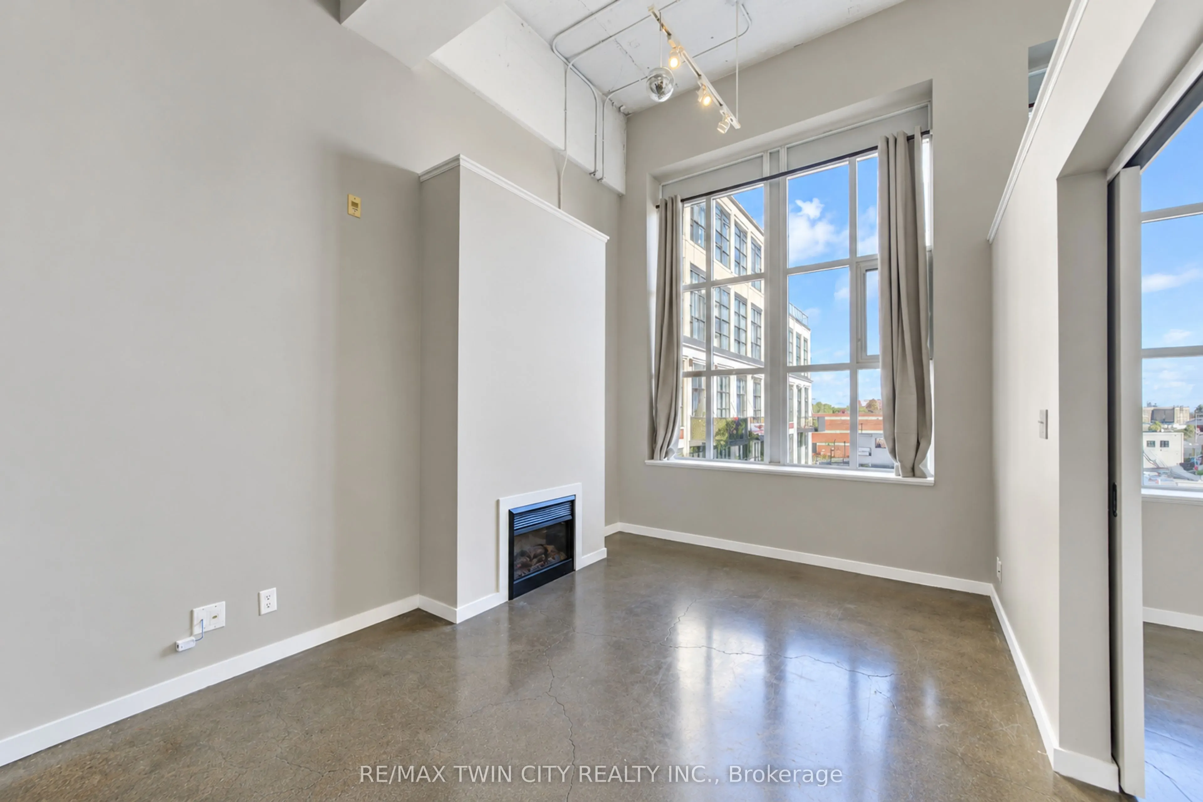 404 King Street W #405