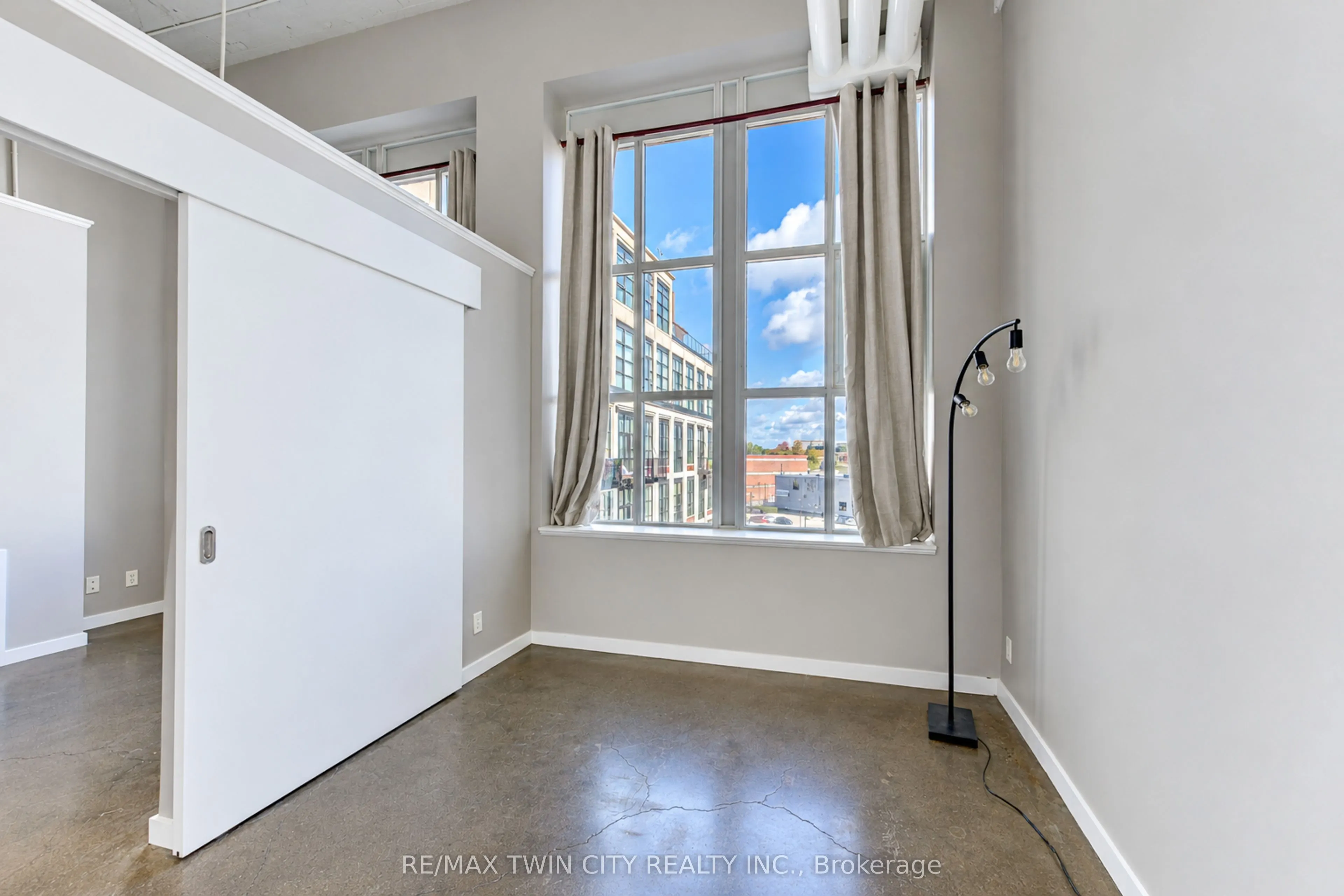 404 King Street W #405