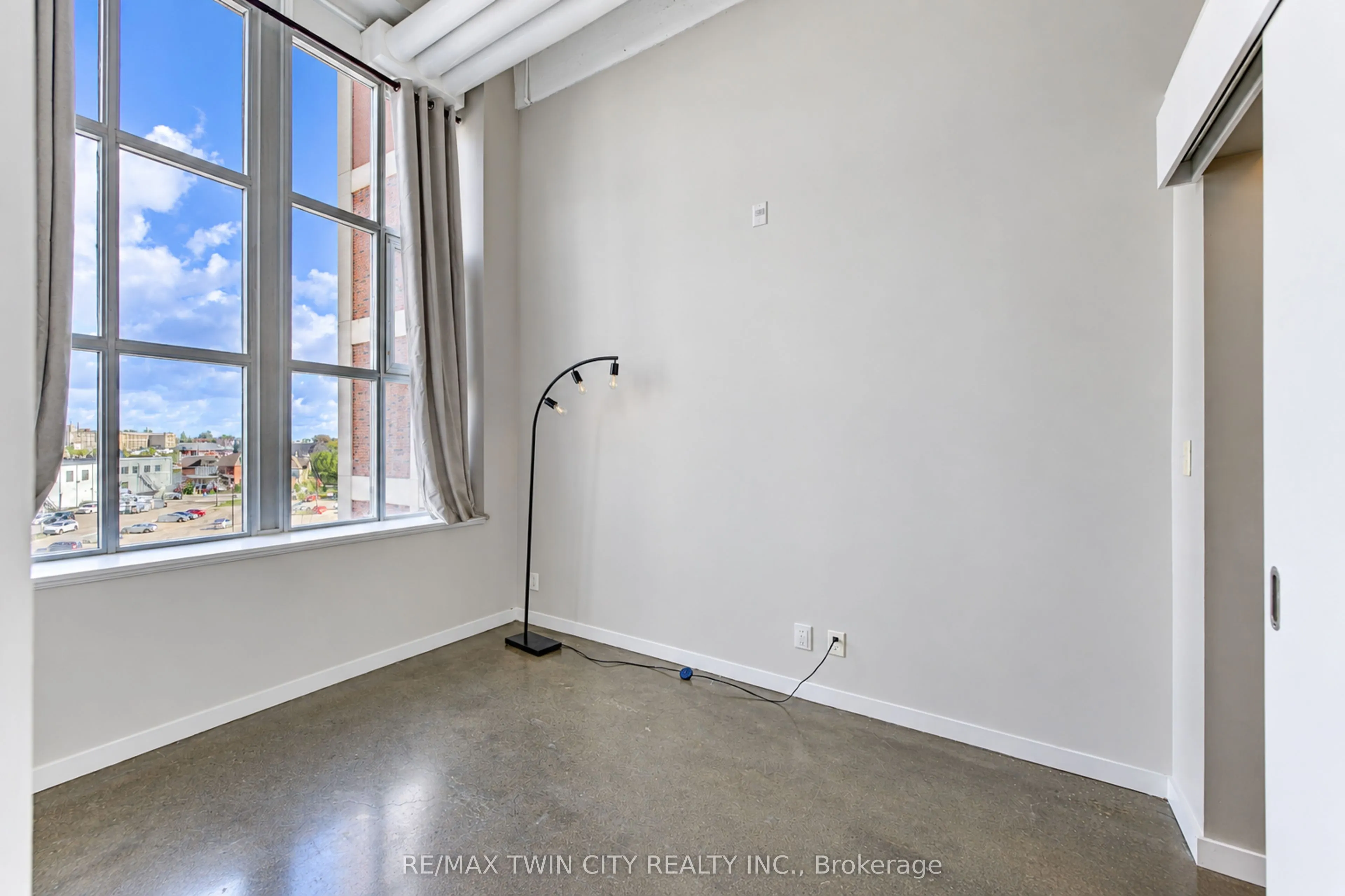 404 King Street W #405