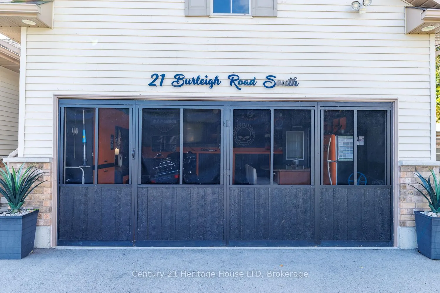 21 Burleigh Road S