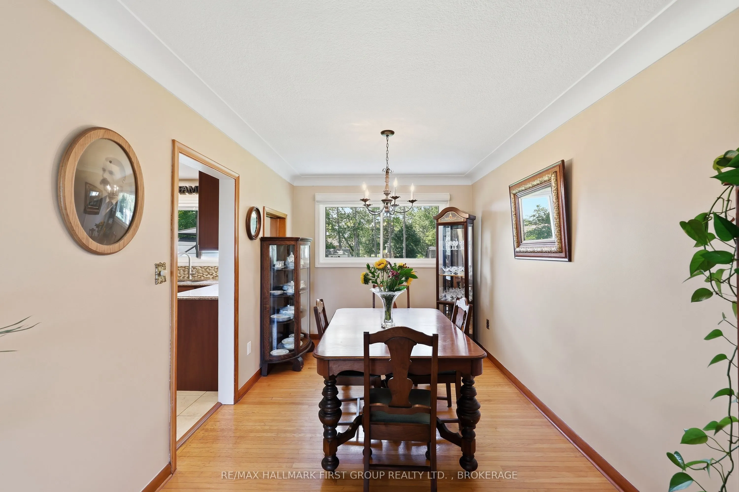 1449 Avondale Crescent