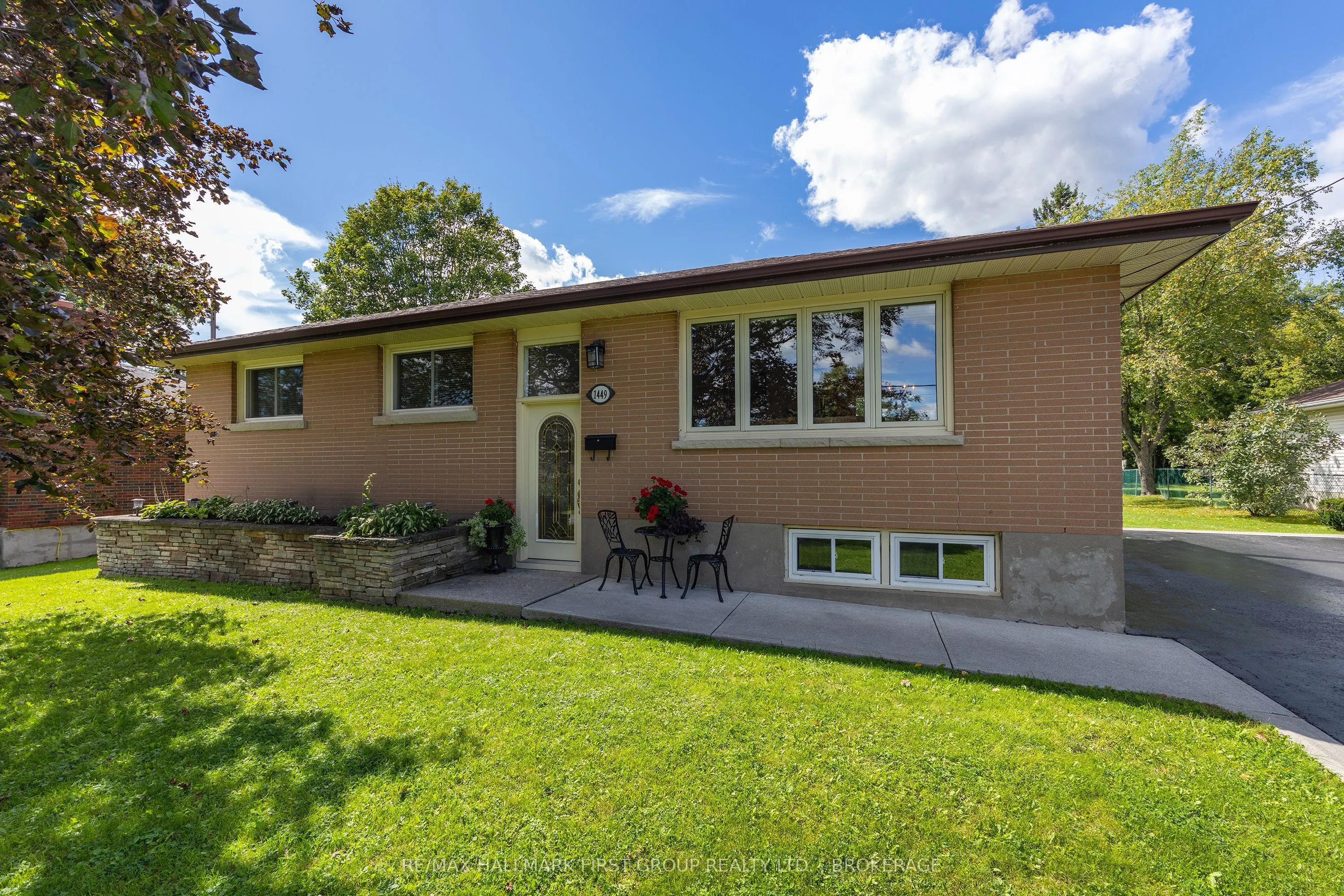 1449 Avondale Crescent