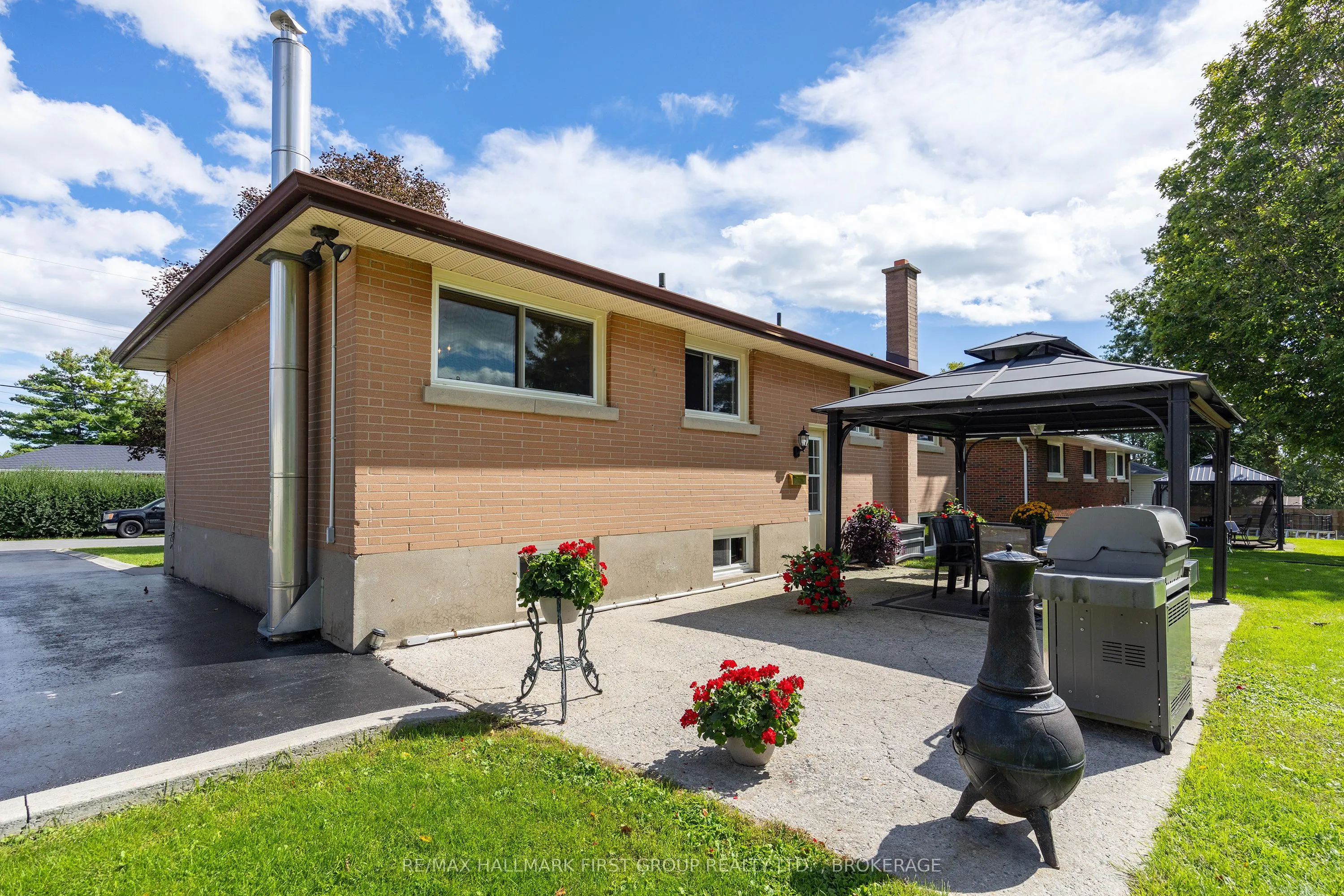 1449 Avondale Crescent