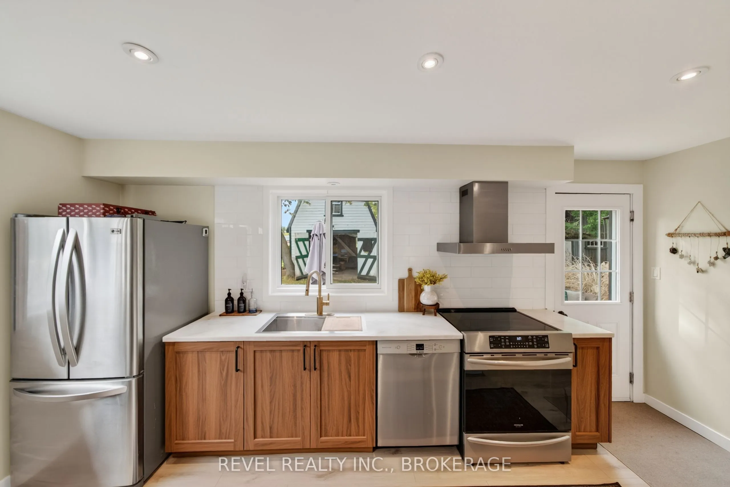 637 Collins Bay Road