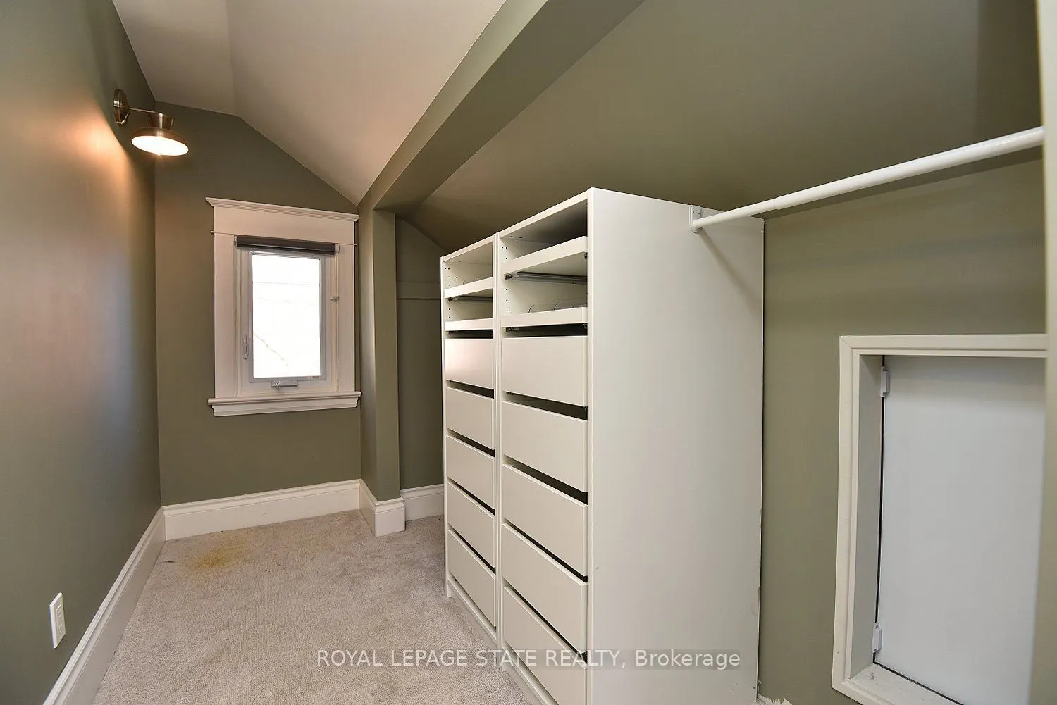 6 Nelles Boulevard