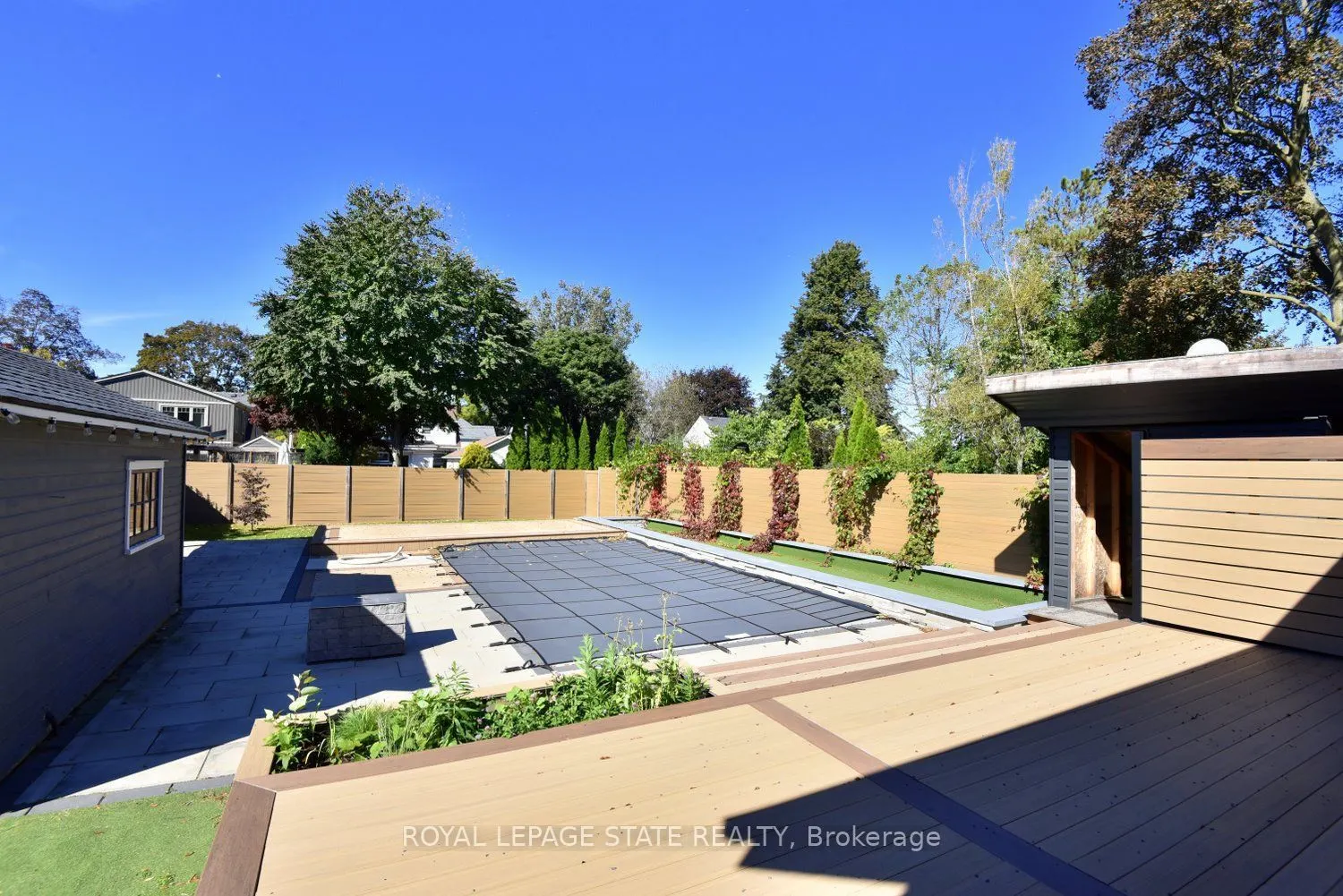 6 Nelles Boulevard