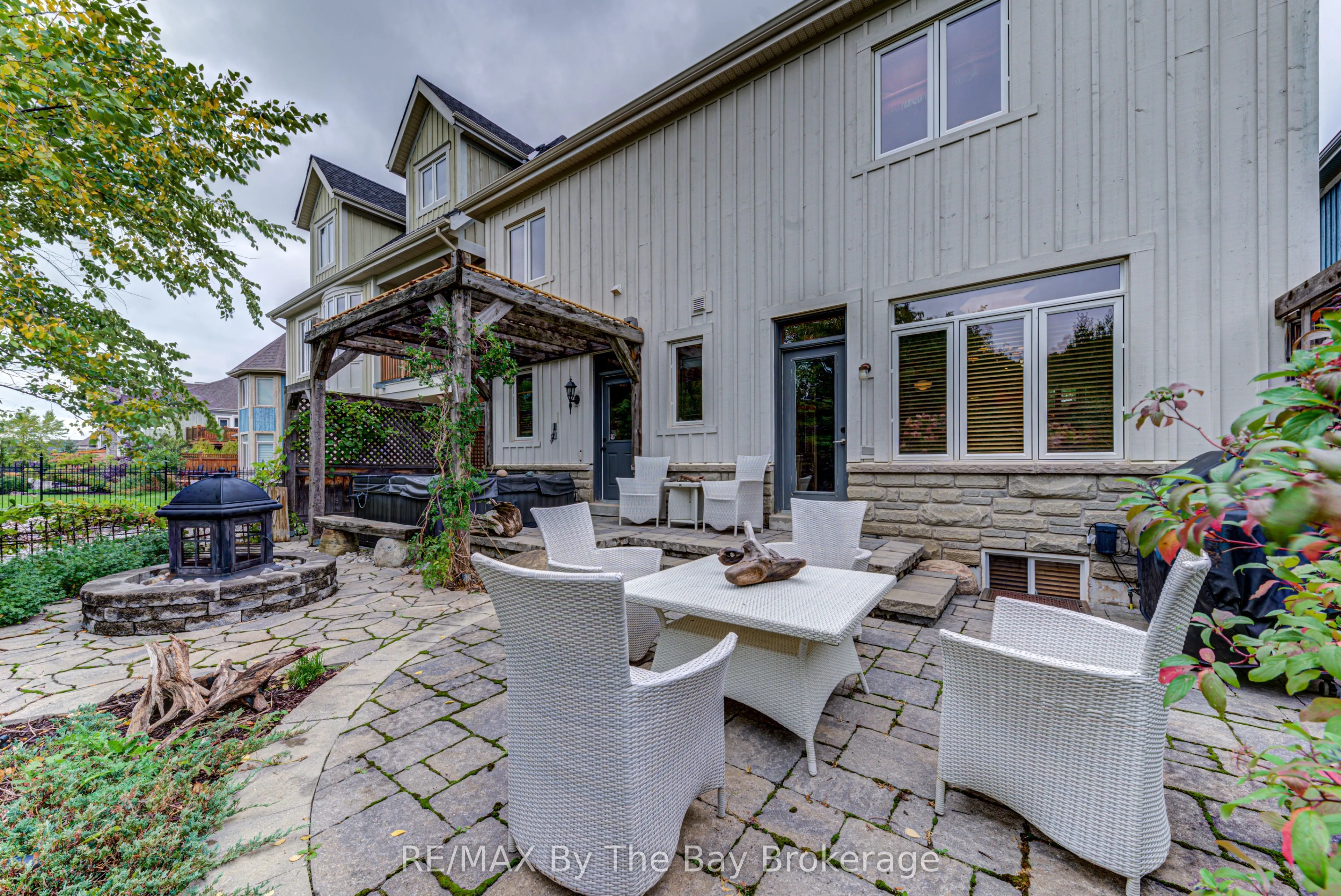120 VENTURE Boulevard