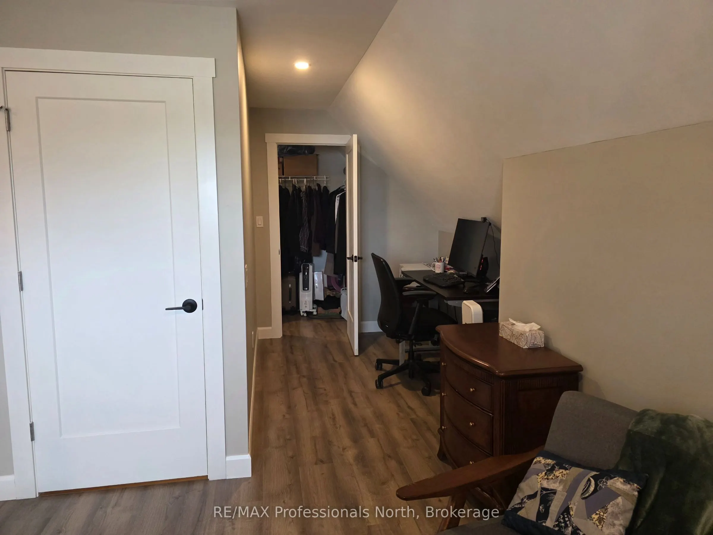 187 Main Street W