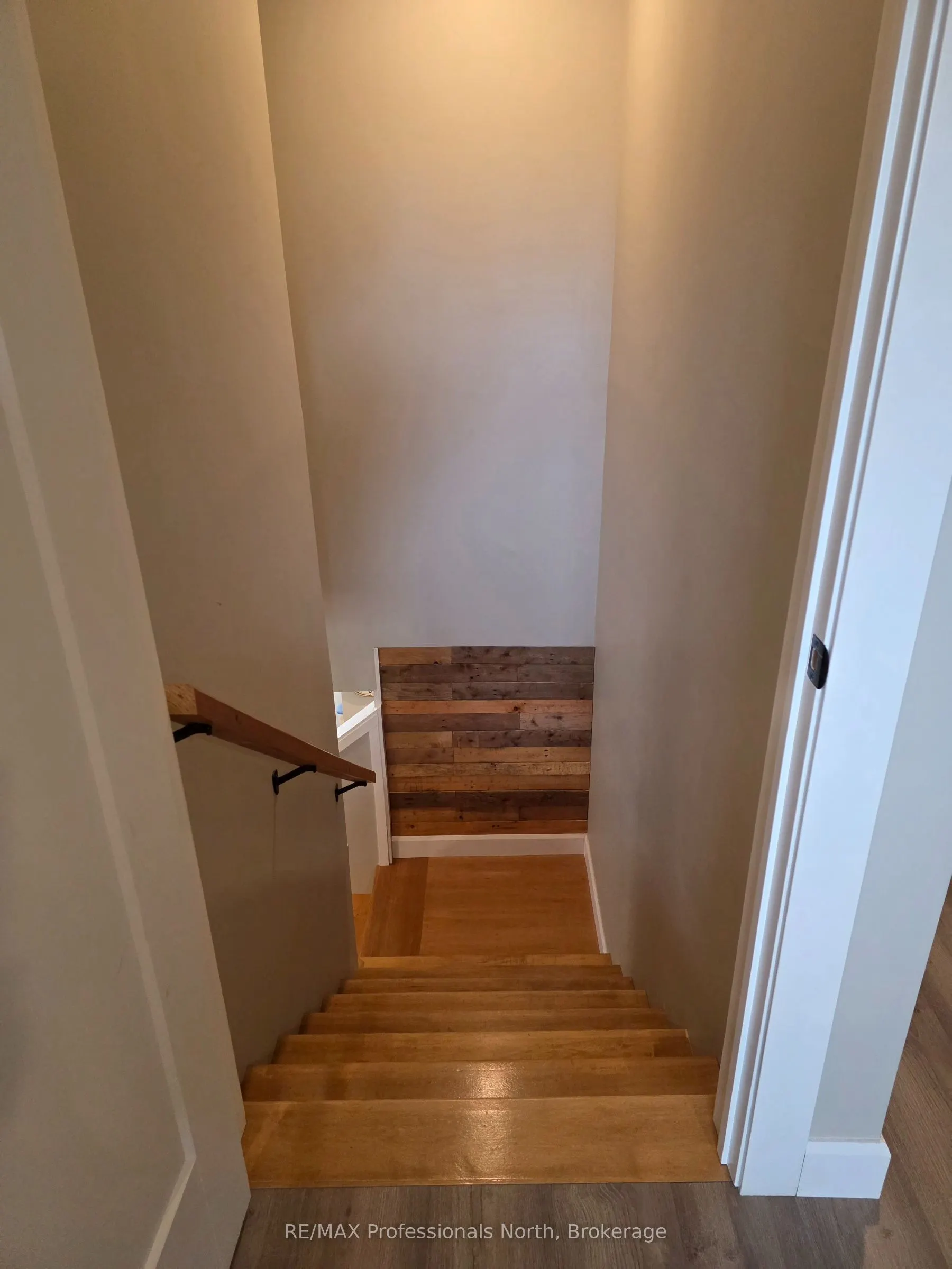 187 Main Street W
