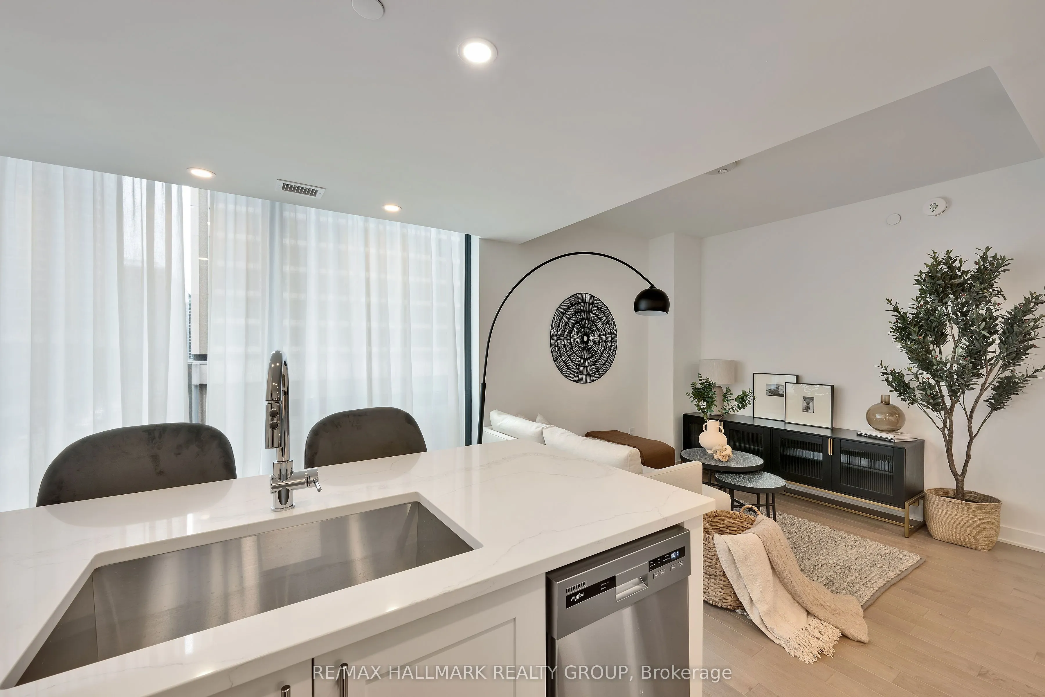 340 Queen Street #906