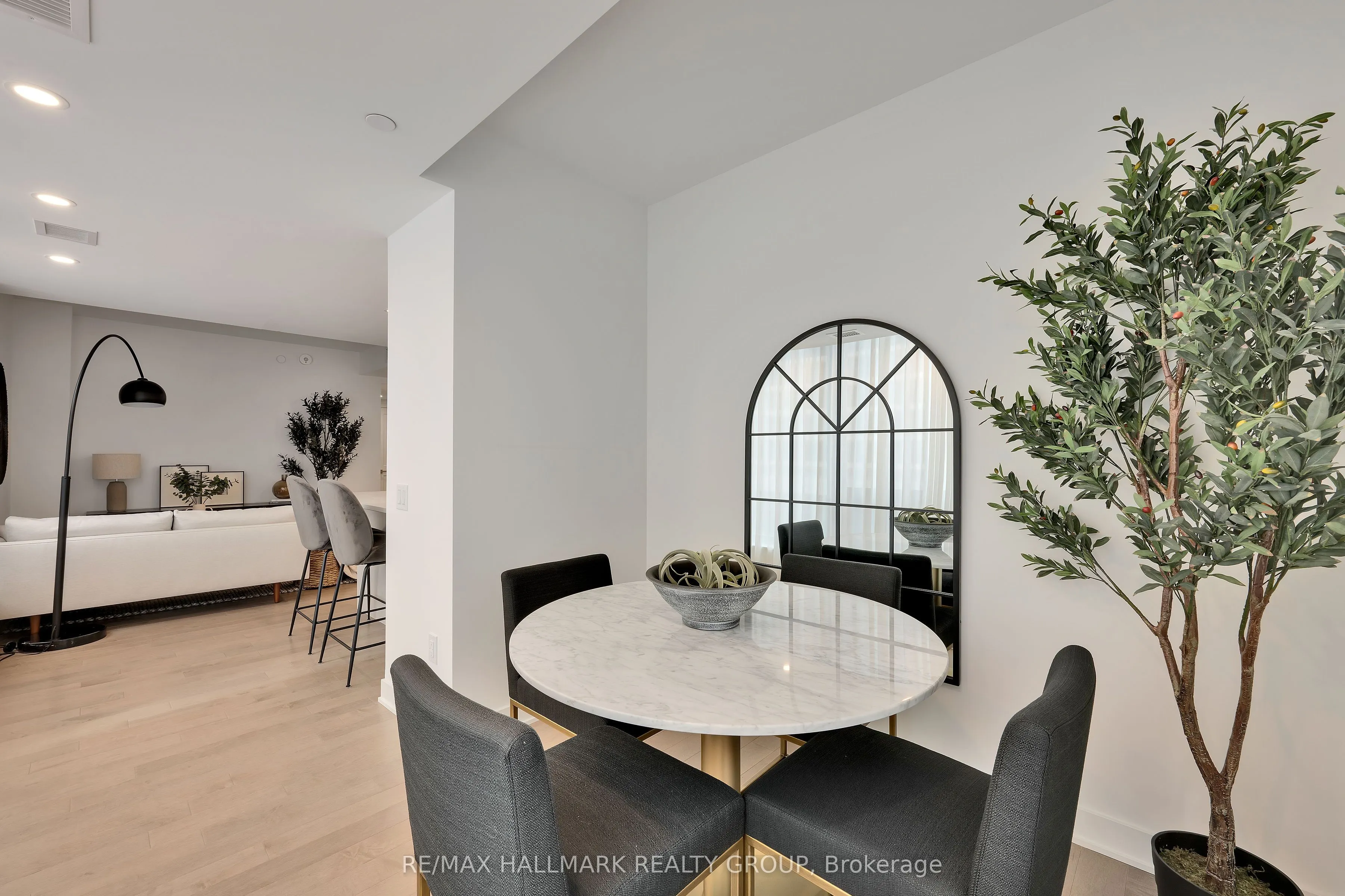 340 Queen Street #806